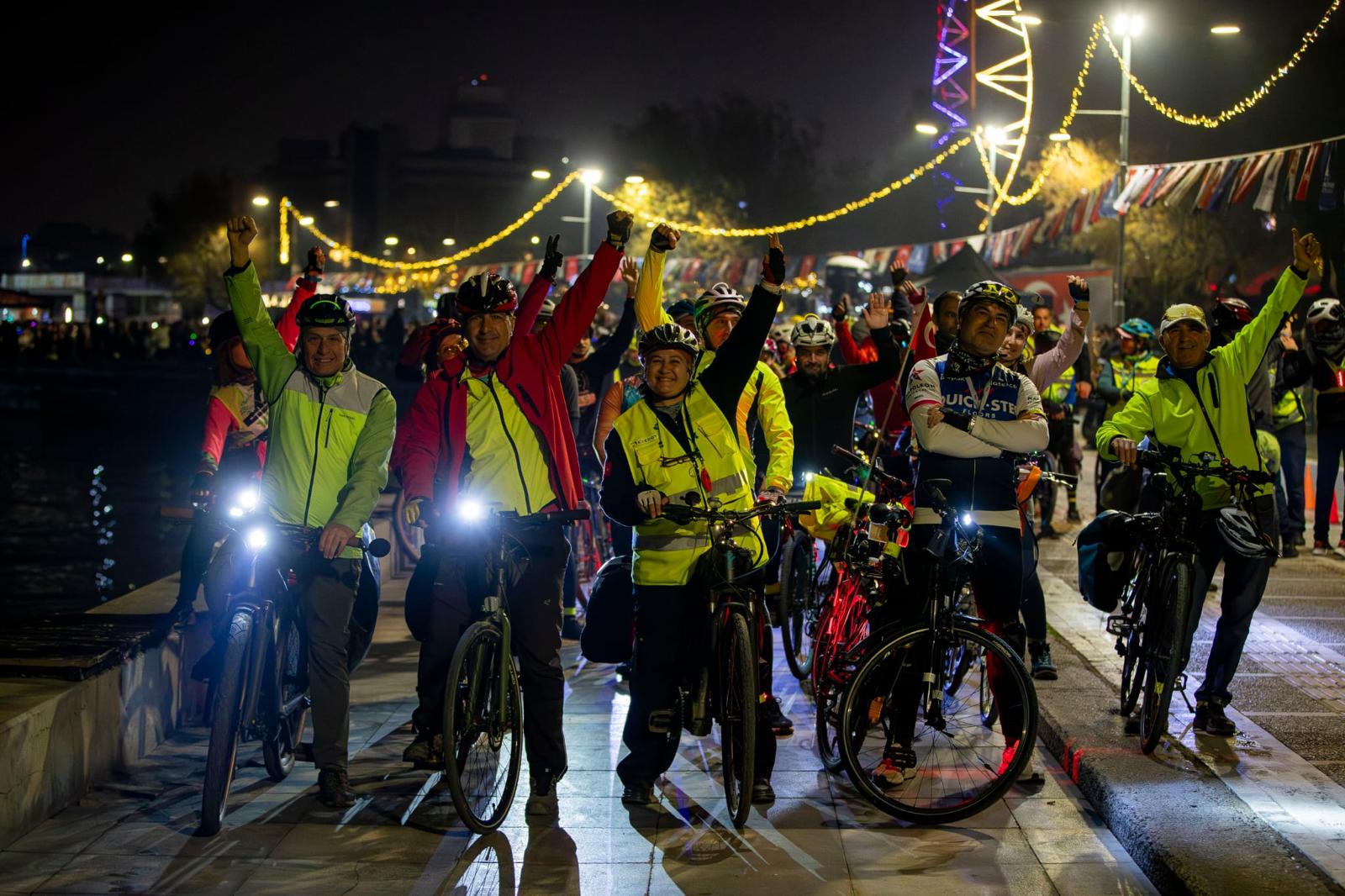 En Uzun Geceyi İzmirliler Işıklarıyla Aydınlattı (10)