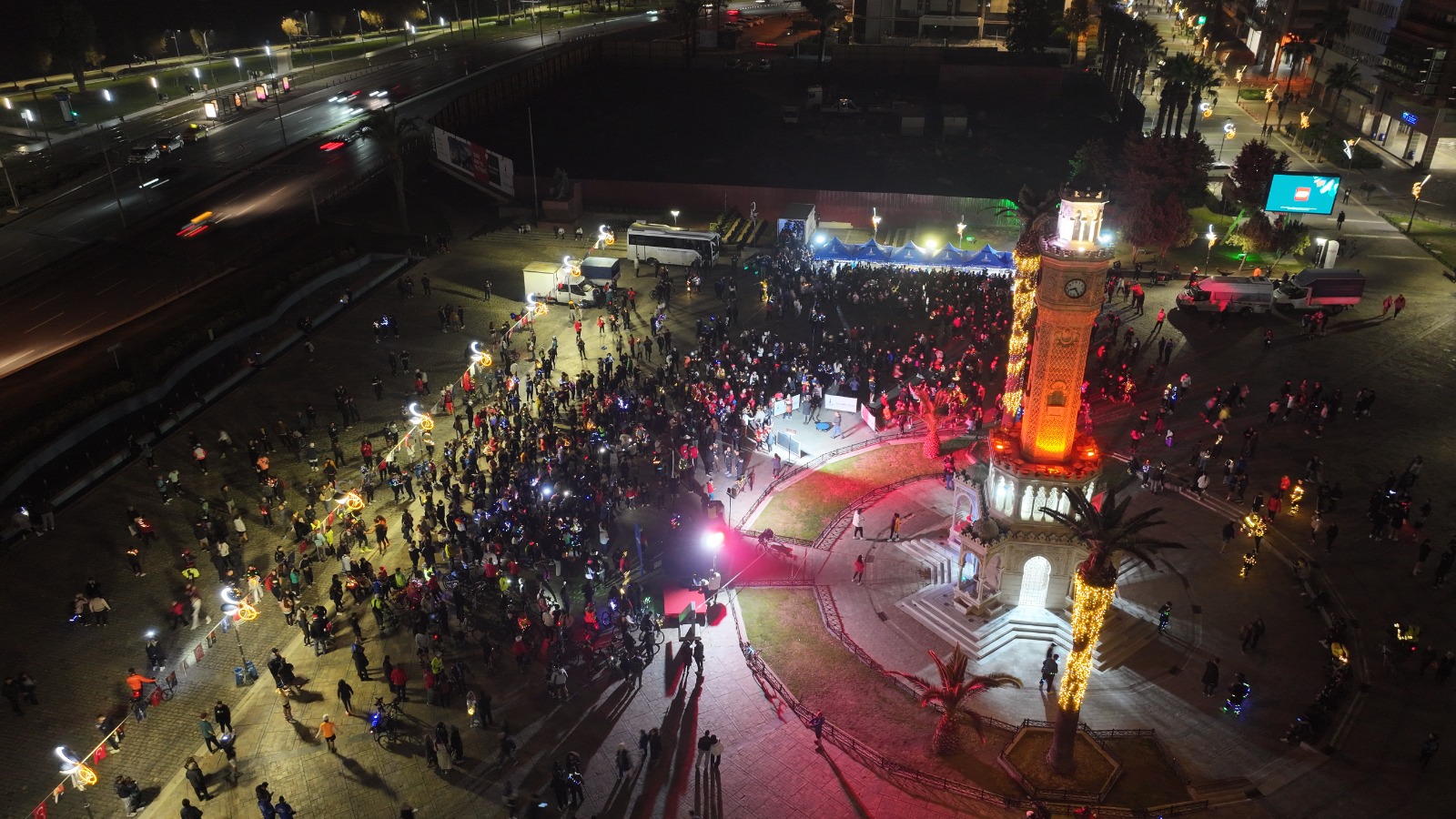 En Uzun Geceyi İzmirliler Işıklarıyla Aydınlattı (12)