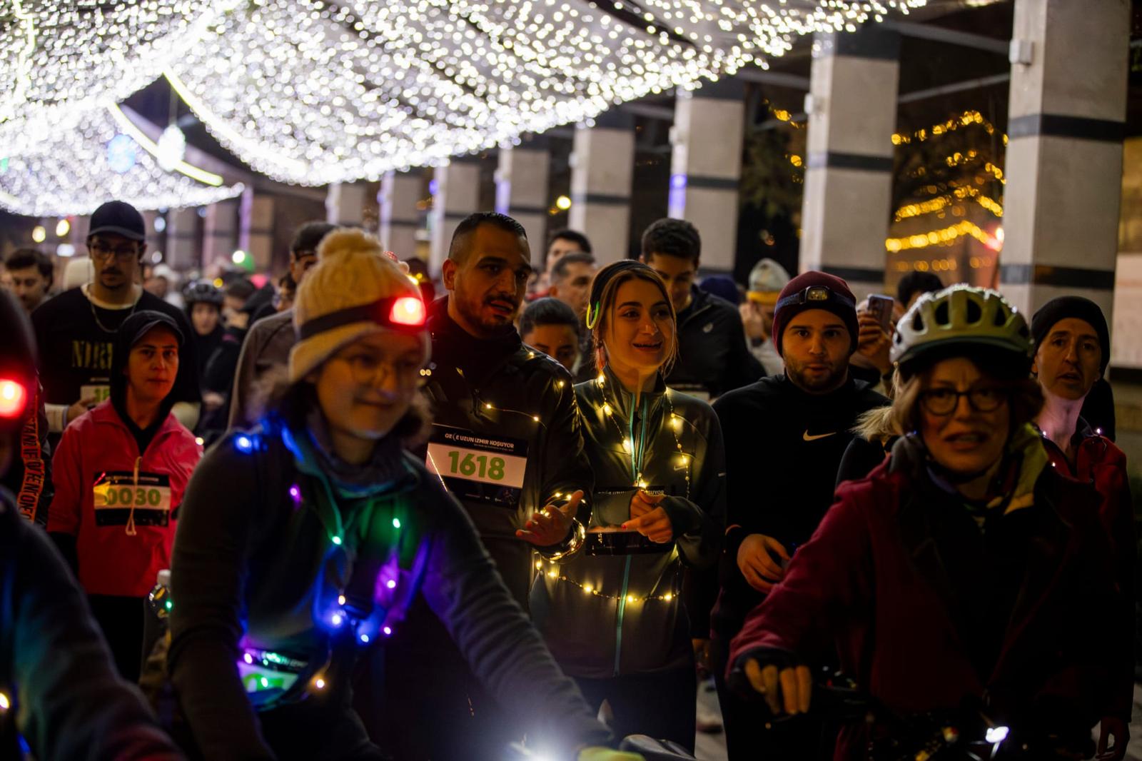En Uzun Geceyi İzmirliler Işıklarıyla Aydınlattı (13)