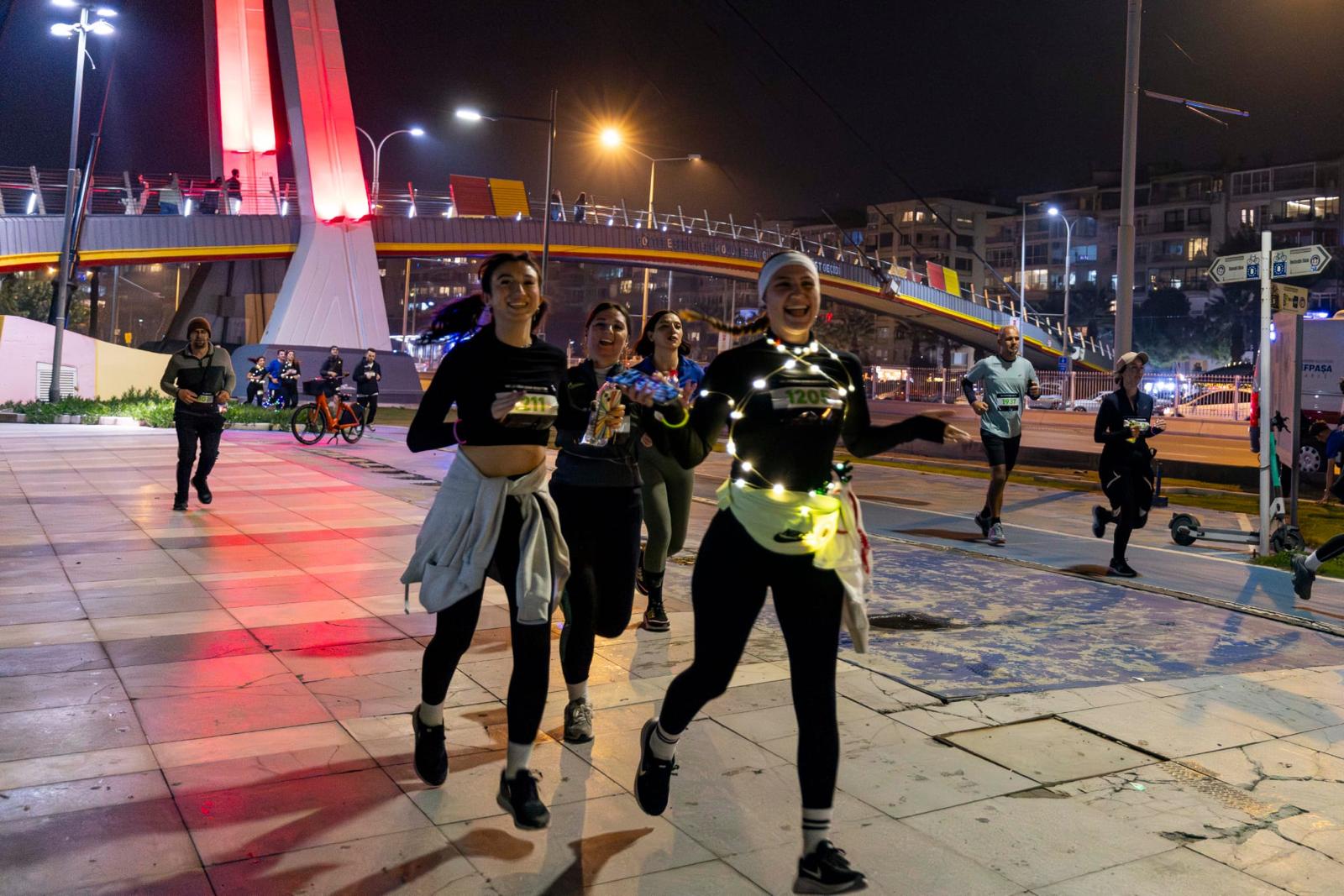 En Uzun Geceyi İzmirliler Işıklarıyla Aydınlattı (7)