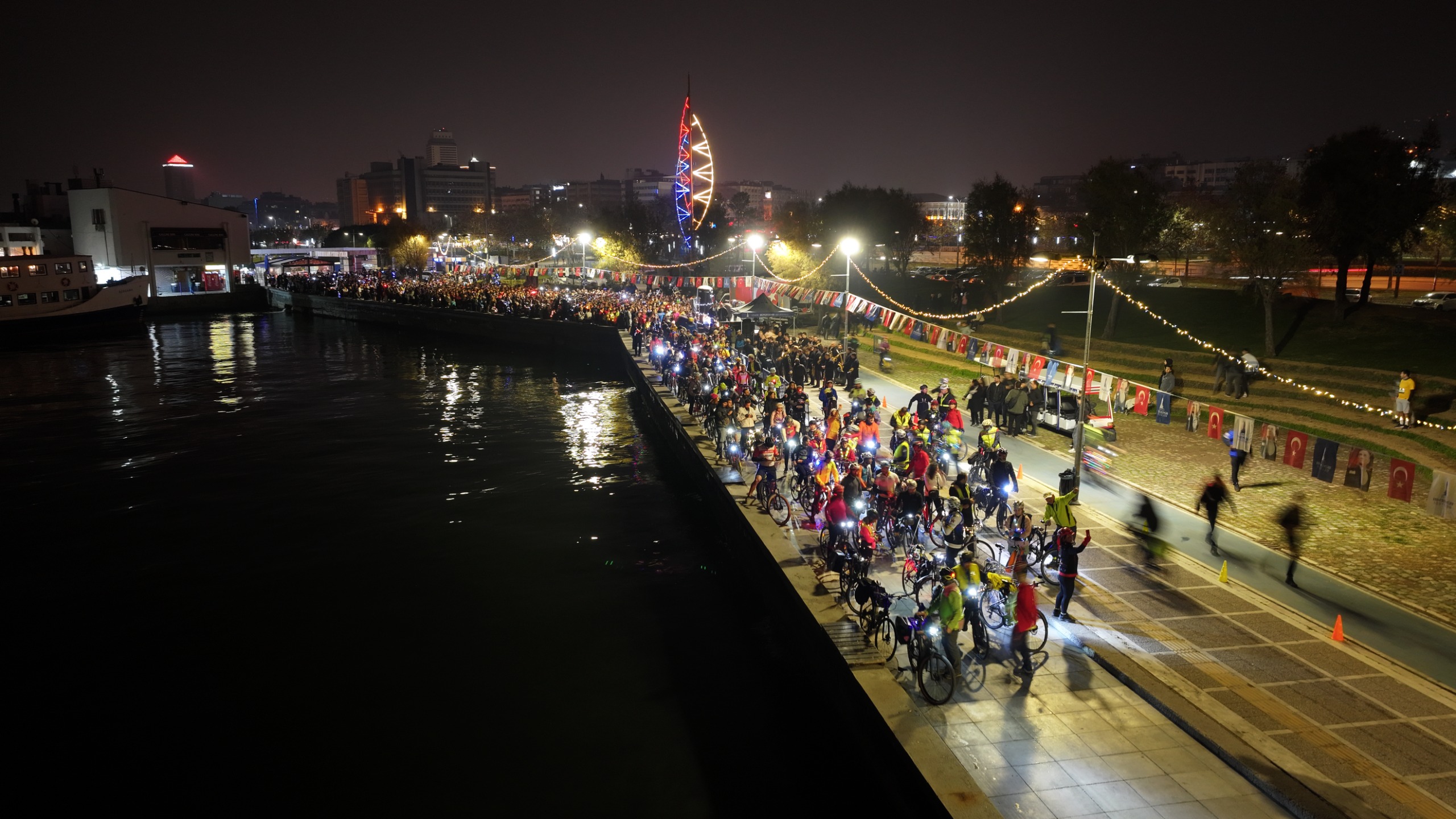 En Uzun Geceyi İzmirliler Işıklarıyla Aydınlattı (8)