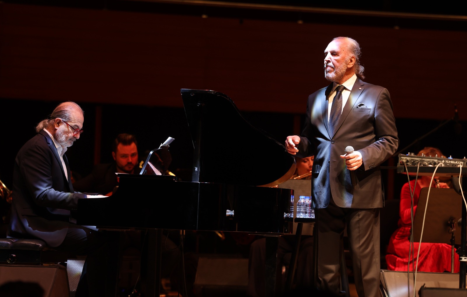 Fatih Erkoç Söyledi, İzmirliler Hep Bir Ağızdan Eşlik Etti (3)