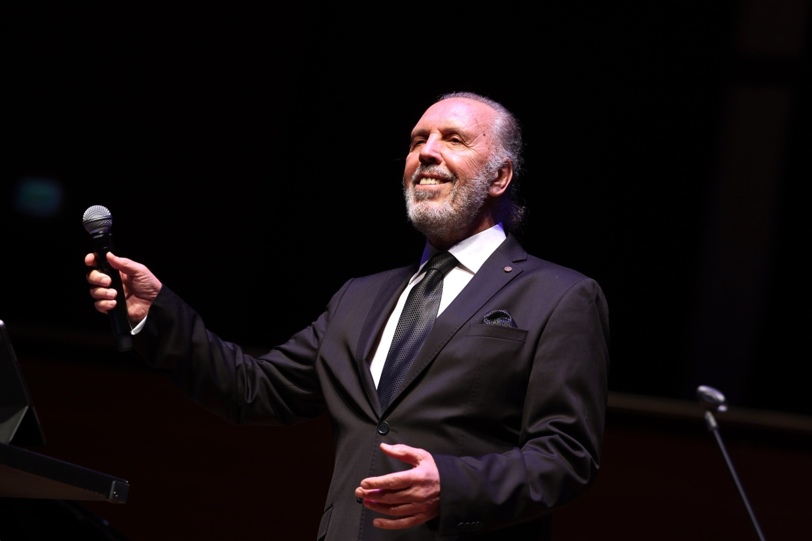 Fatih Erkoç Söyledi, İzmirliler Hep Bir Ağızdan Eşlik Etti (6)