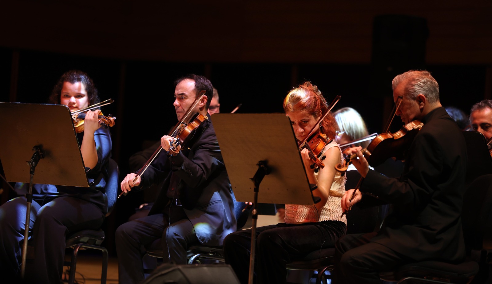 Fatih Erkoç Söyledi, İzmirliler Hep Bir Ağızdan Eşlik Etti (7)