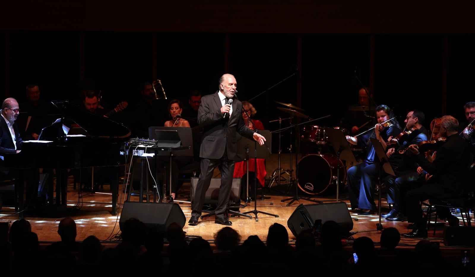 Fatih Erkoç Söyledi, İzmirliler Hep Bir Ağızdan Eşlik Etti (8)