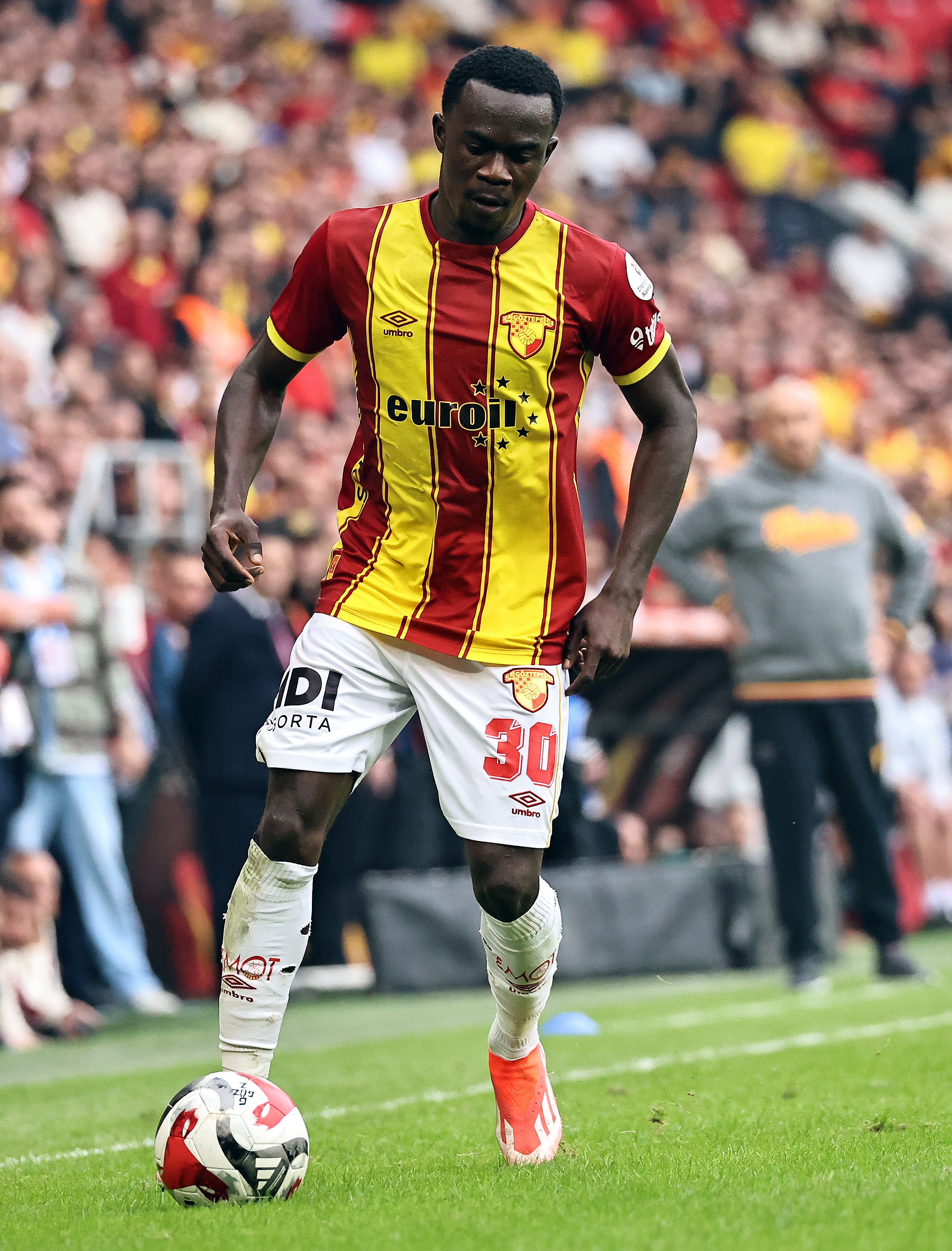 Göztepe'de Anthony Dennis Kariyerinin En Golcü Sezonunu Yaşıyor (2)