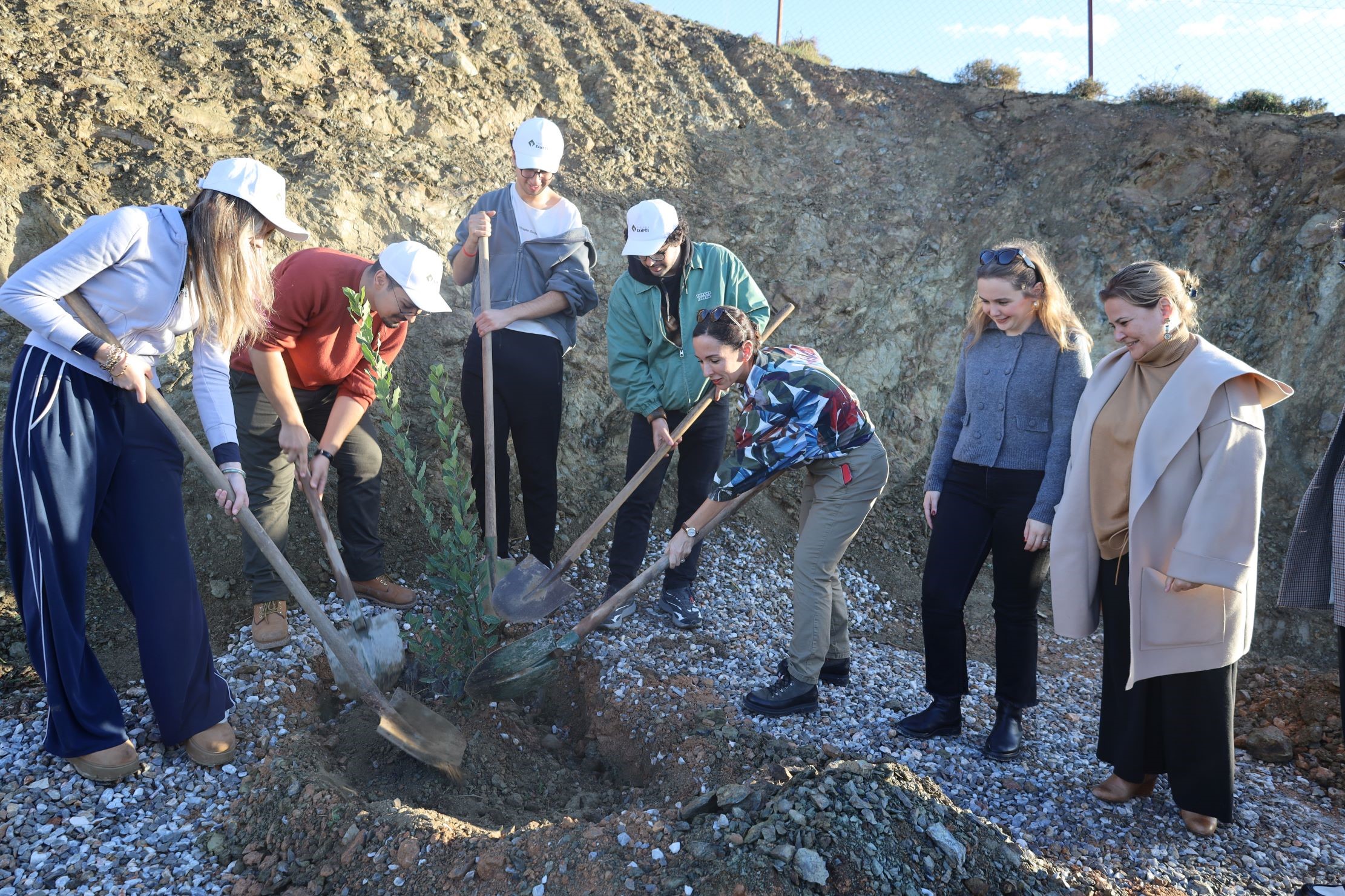 İeü’den Anlamlı Etkinlik Dünya Toprak Günü’nde Fidanlar Dikildi (1)