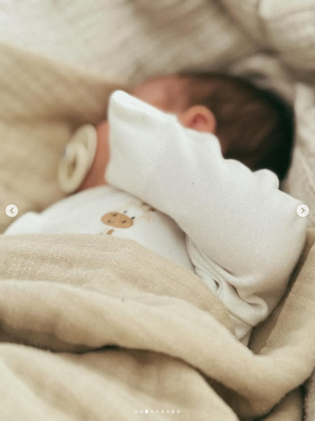 İrem Helvacıoğlu’nun Kızı Sora Ilk Kez Görüntülendi! 'Benim Küçük Pamuğum' (4)