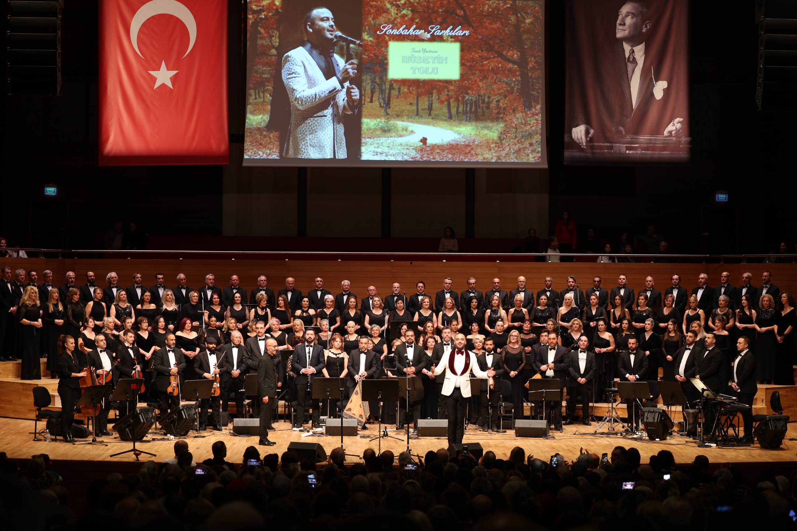 İzmir Büyükşehir Korosu 'Sonbahar Şarkıları'yla Büyüledi (3)