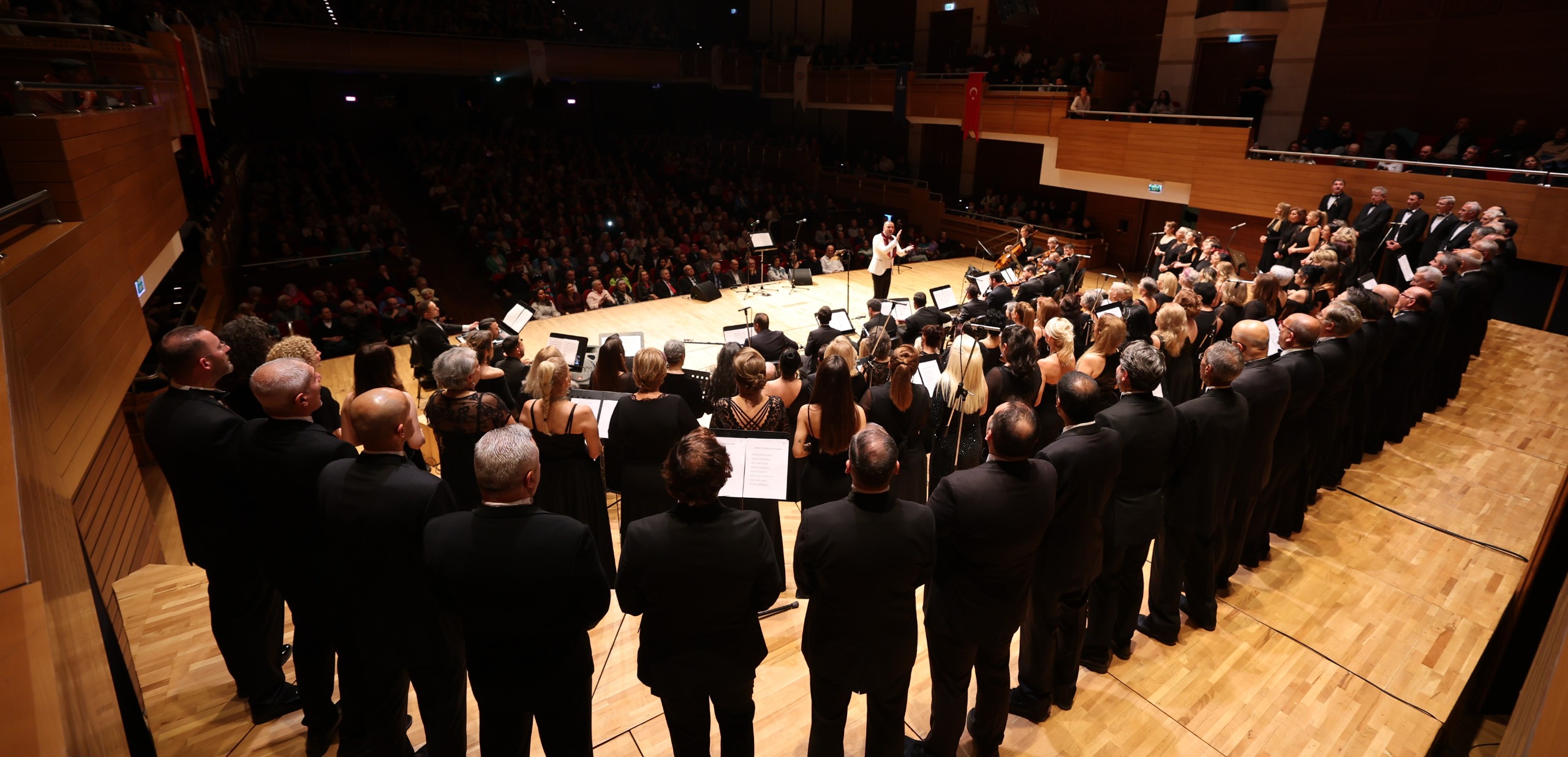 İzmir Büyükşehir Korosu 'Sonbahar Şarkıları'yla Büyüledi (9)