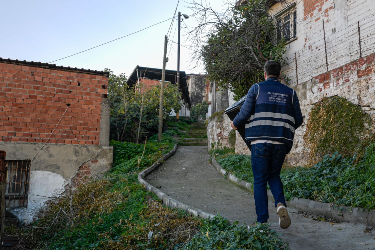 İzmir Büyükşehir’den Soğuklara Karşı Dev Yardım Binlerce Aile Yararlanıyor (1)