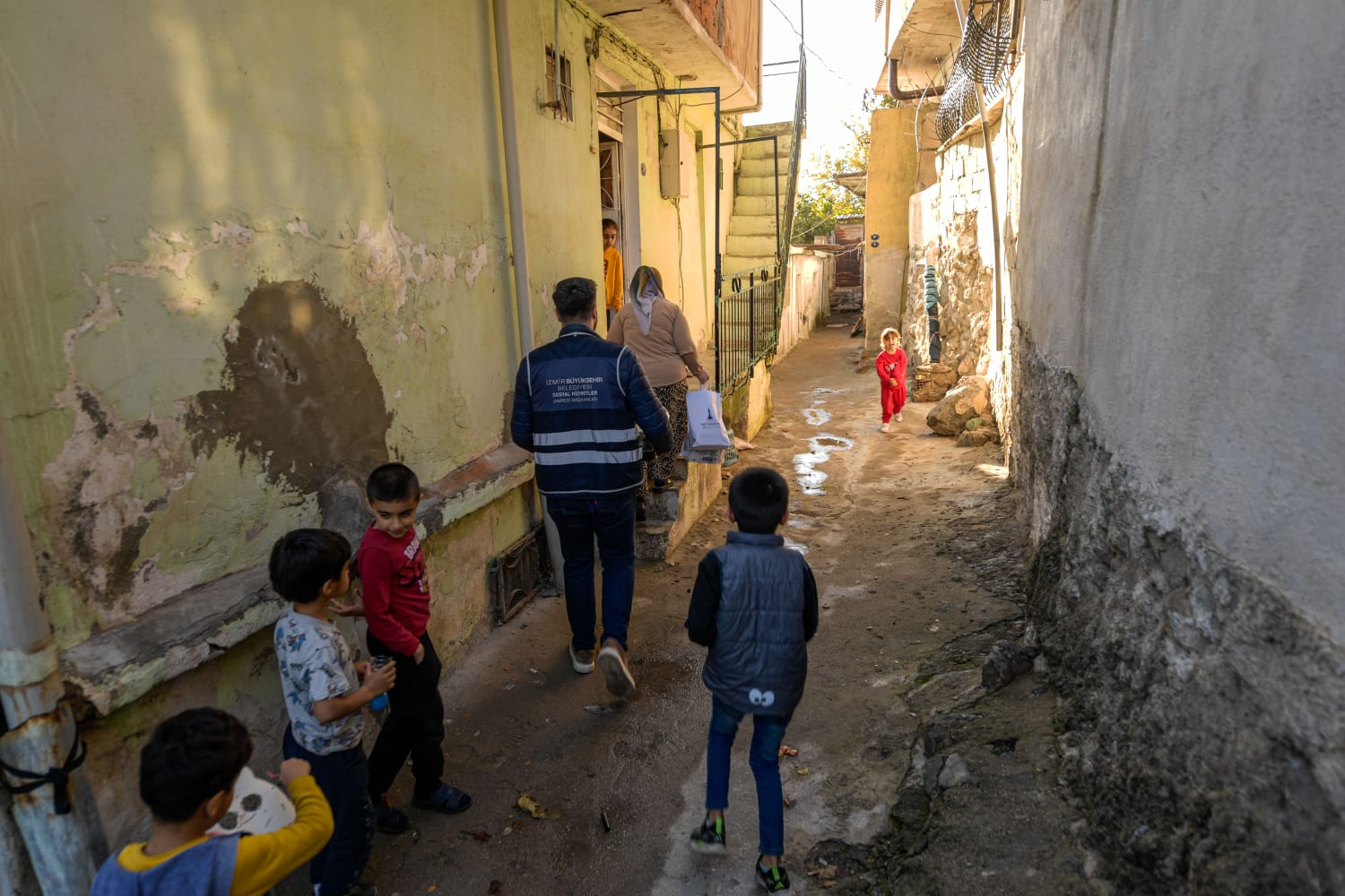 İzmir Büyükşehir’den Soğuklara Karşı Dev Yardım Binlerce Aile Yararlanıyor (13)