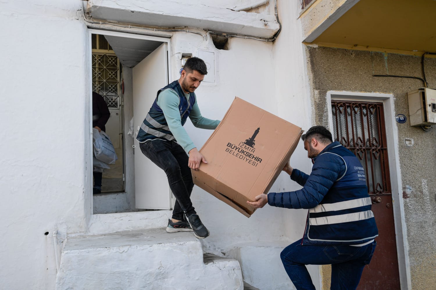 İzmir Büyükşehir’den Soğuklara Karşı Dev Yardım Binlerce Aile Yararlanıyor (14)