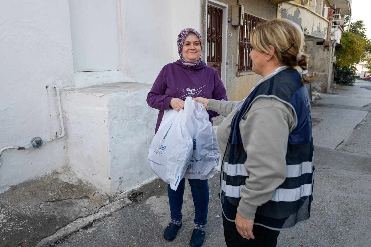 İzmir Büyükşehir’den Soğuklara Karşı Dev Yardım Binlerce Aile Yararlanıyor (15)