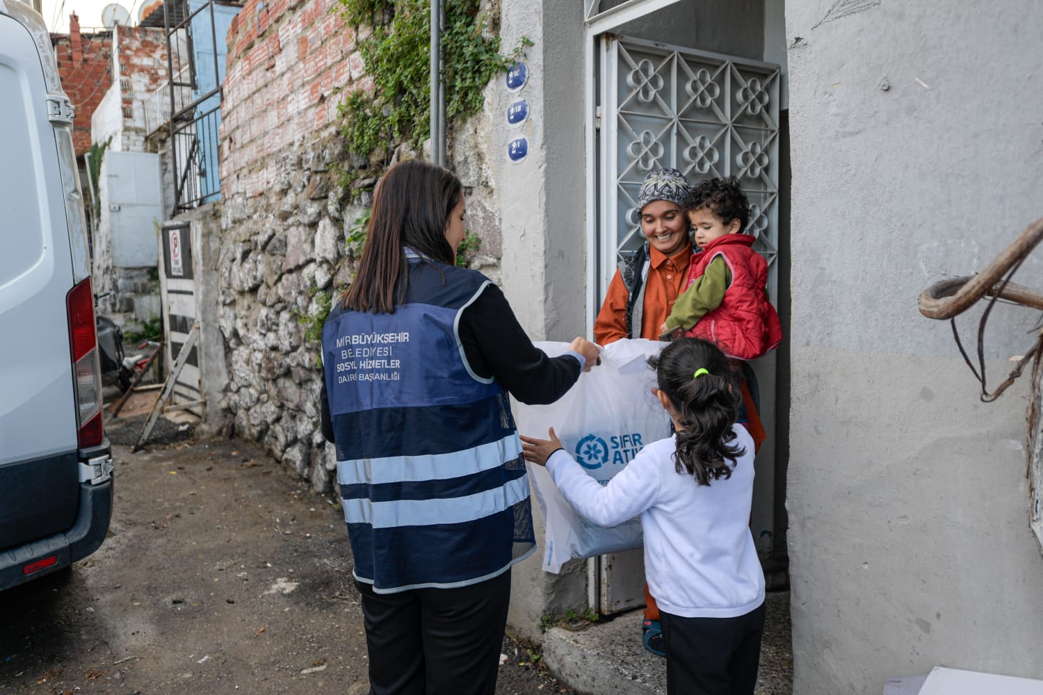 İzmir Büyükşehir’den Soğuklara Karşı Dev Yardım Binlerce Aile Yararlanıyor (8)