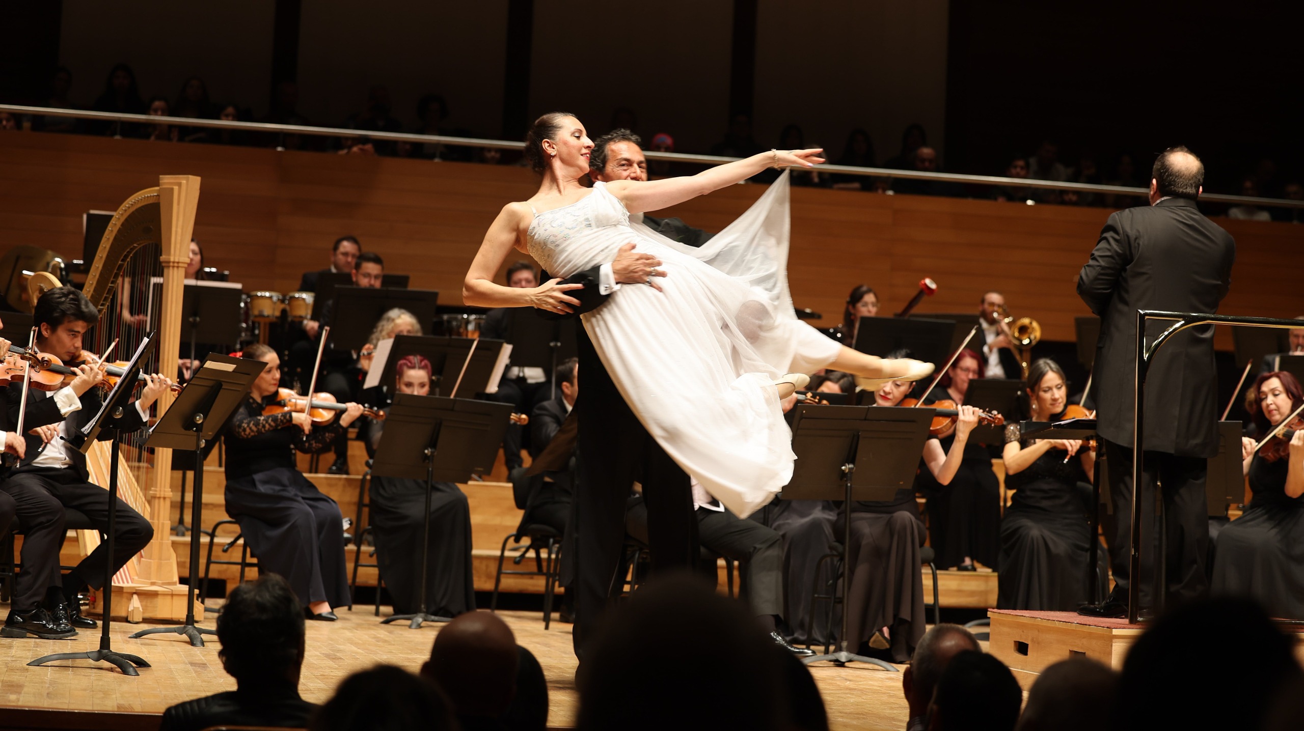 İzmir Devlet Senfoni Orkestrası (İzdso), Yeni Yıl Öncesinde Düzenlediği Özel Konserle Sanatseverlerle Buluştu (1)