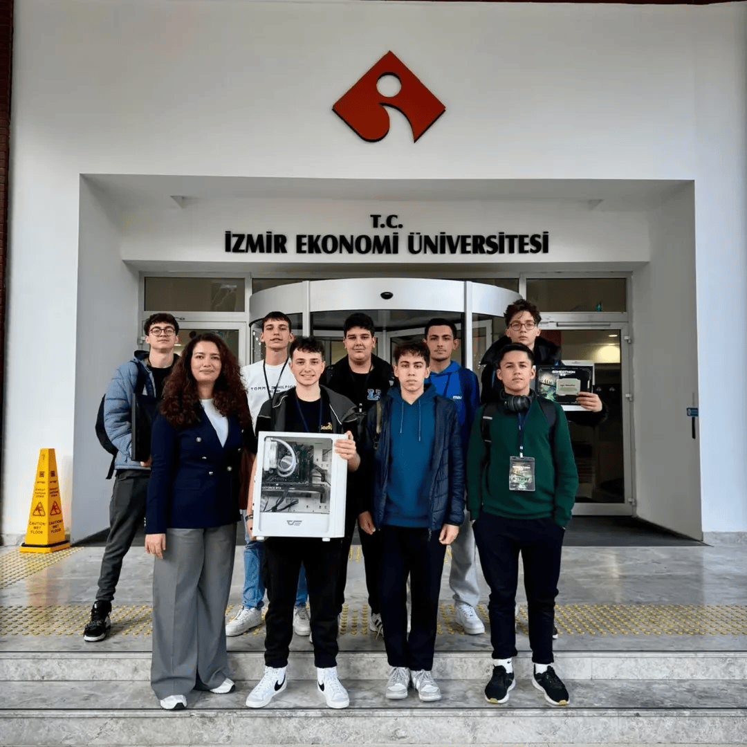İzmir Ekonomi Üniversitesi Tarafından Düzenlenen Gameathon 5.0 Yarışmasına Iki Ayrı Ekip Olarak Kendi Oyun Projelerimizle Katılmaktan Büyük Heyecan Duy