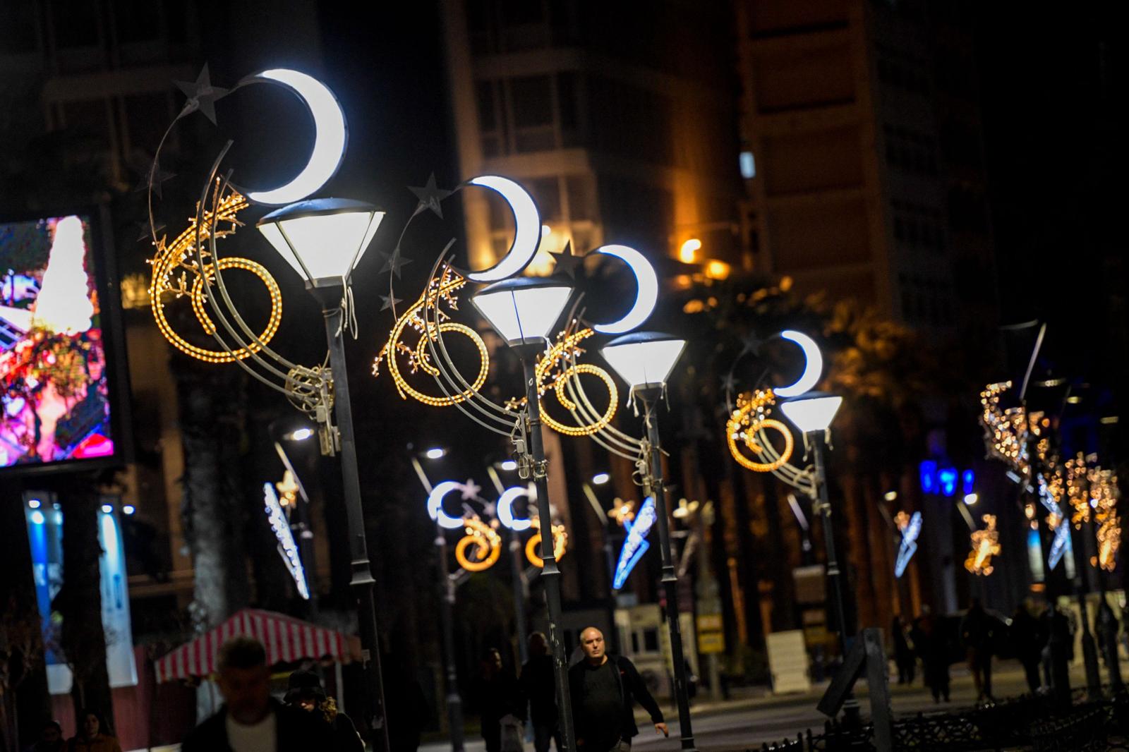 İzmir Yeni Yıla Işıl Işıl Giriyor Kent Rengarenk Süslendi (1)