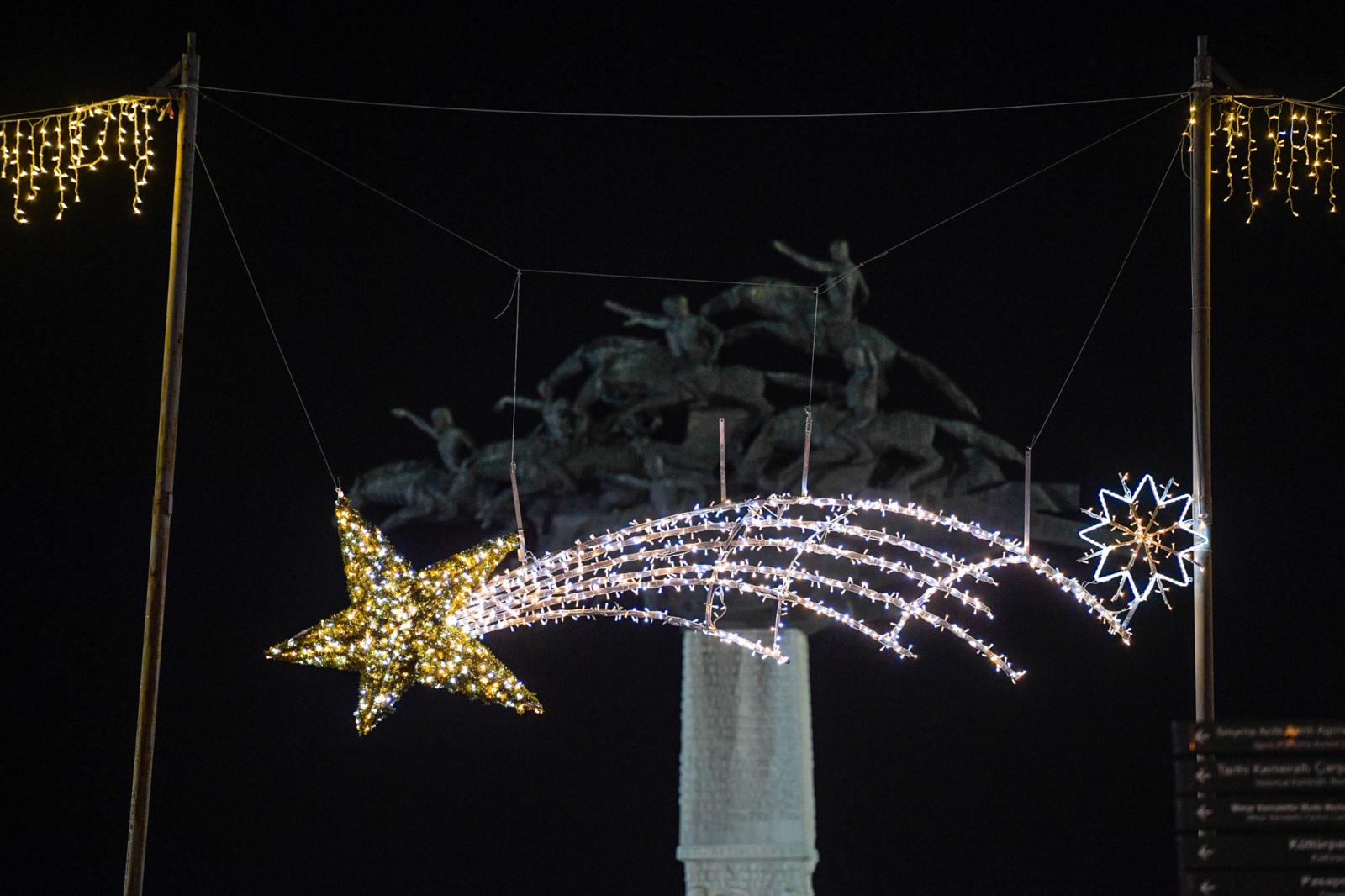 İzmir Yeni Yıla Işıl Işıl Giriyor Kent Rengarenk Süslendi (10)