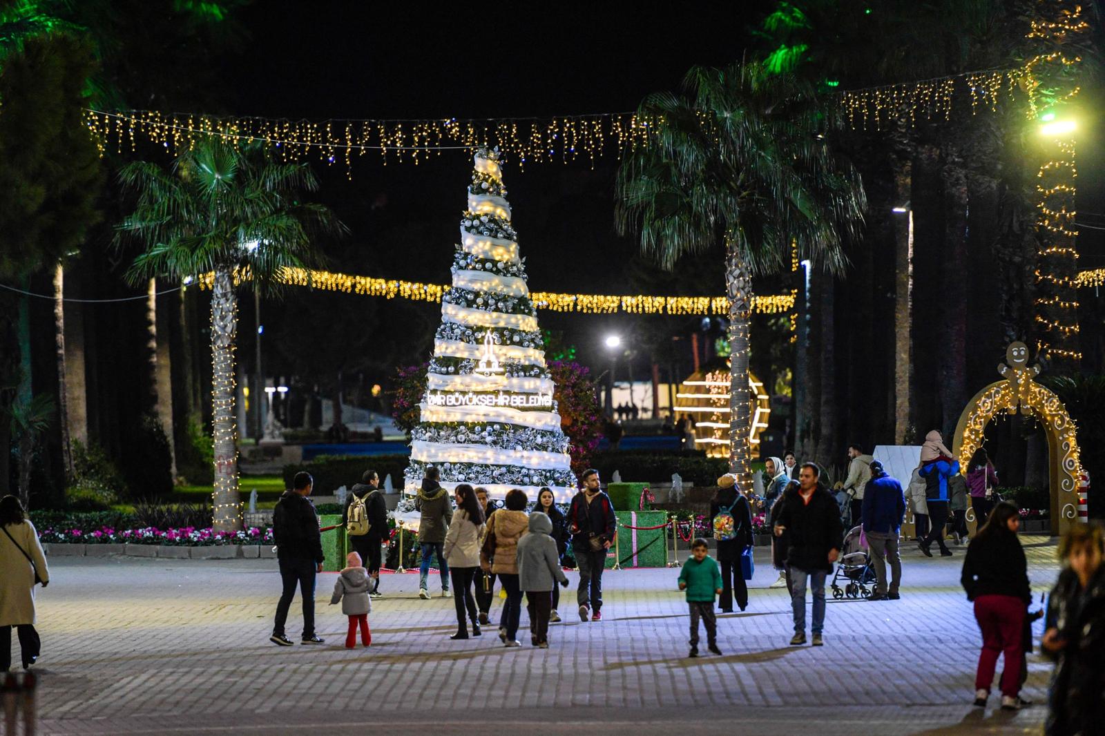 İzmir Yeni Yıla Işıl Işıl Giriyor Kent Rengarenk Süslendi (5)