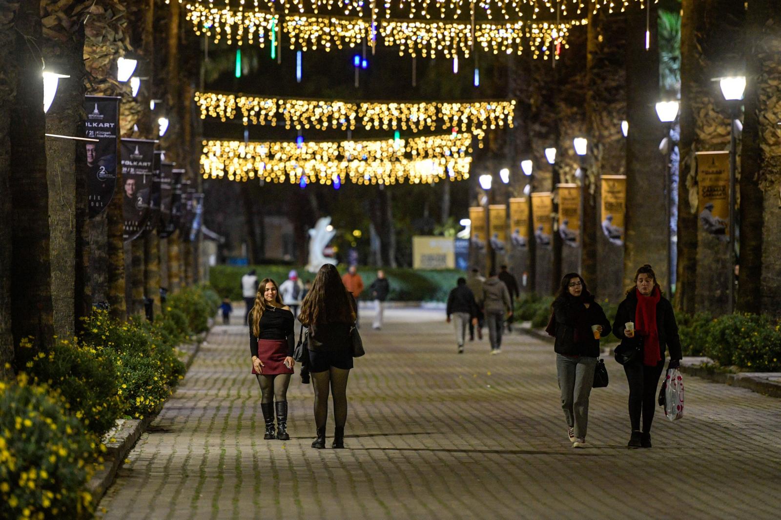 İzmir Yeni Yıla Işıl Işıl Giriyor Kent Rengarenk Süslendi (6)