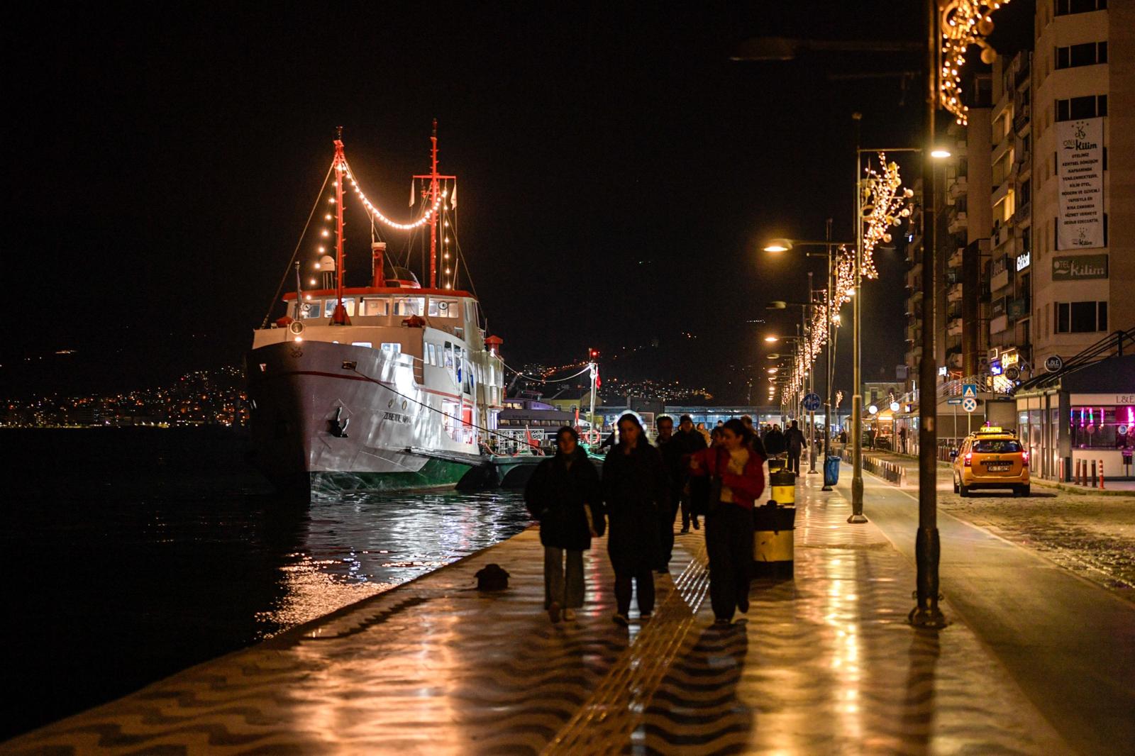 İzmir Yeni Yıla Işıl Işıl Giriyor Kent Rengarenk Süslendi (8)