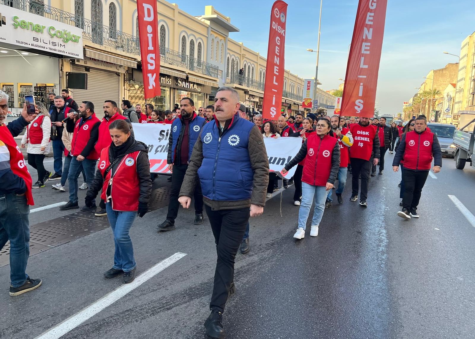 İzmir’de Belediye Işçilerinin Protestosu 3. Gününde 'Masa Kurulmazsa Mücadele Büyüyecek' (2)