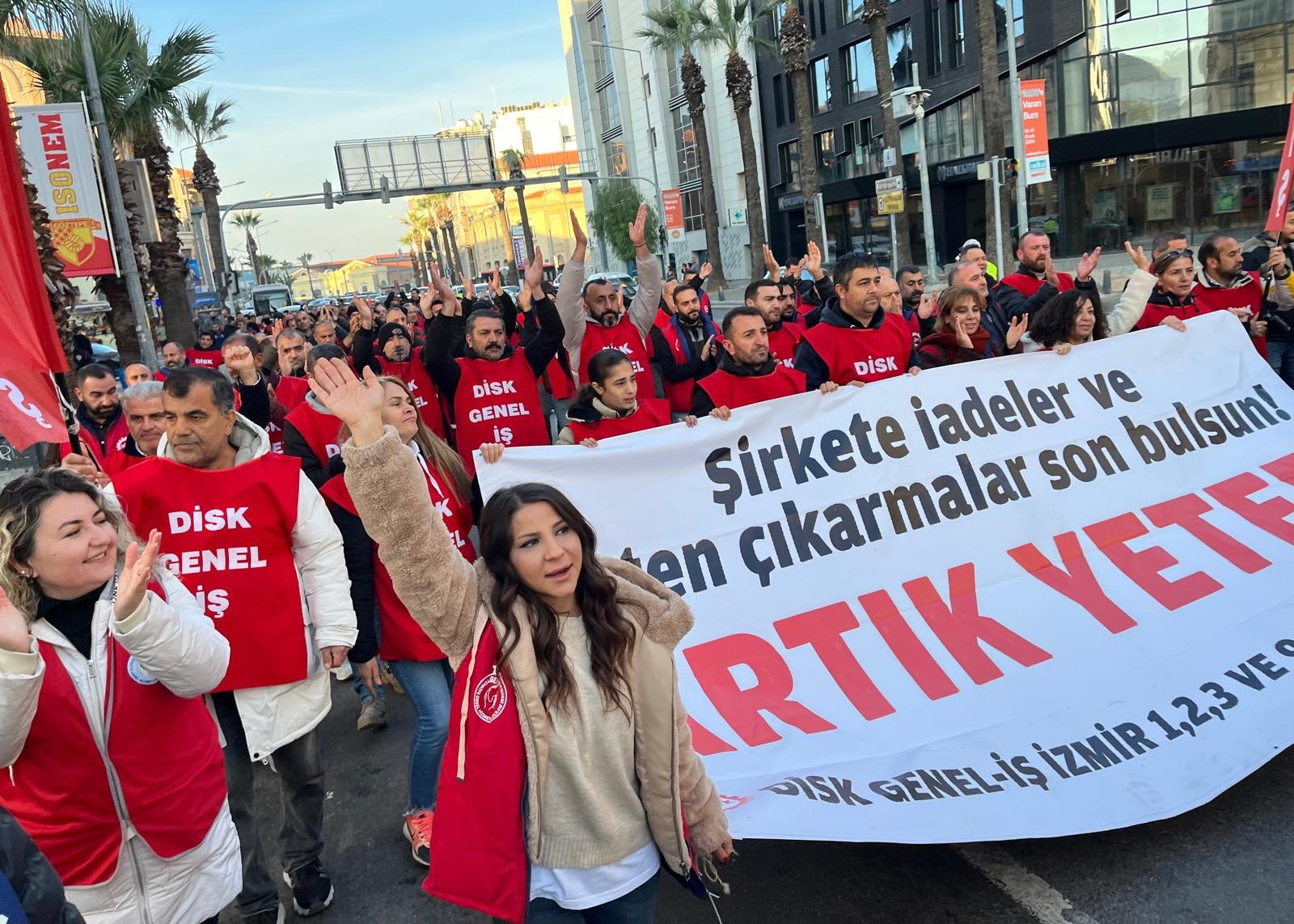 İzmir’de Belediye Işçilerinin Protestosu 3. Gününde 'Masa Kurulmazsa Mücadele Büyüyecek' (3)