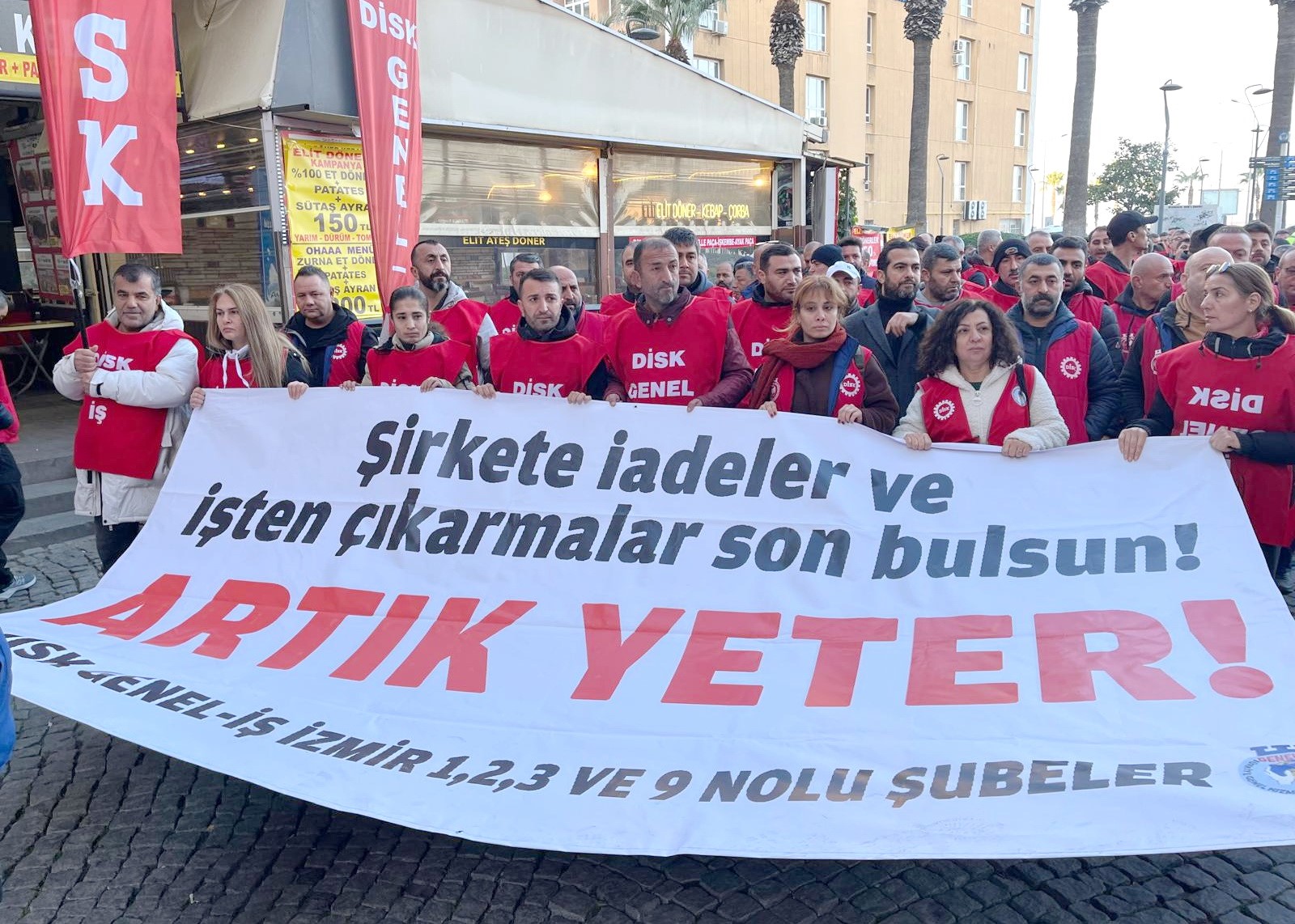 İzmir’de Belediye Işçilerinin Protestosu 3. Gününde 'Masa Kurulmazsa Mücadele Büyüyecek' (4)