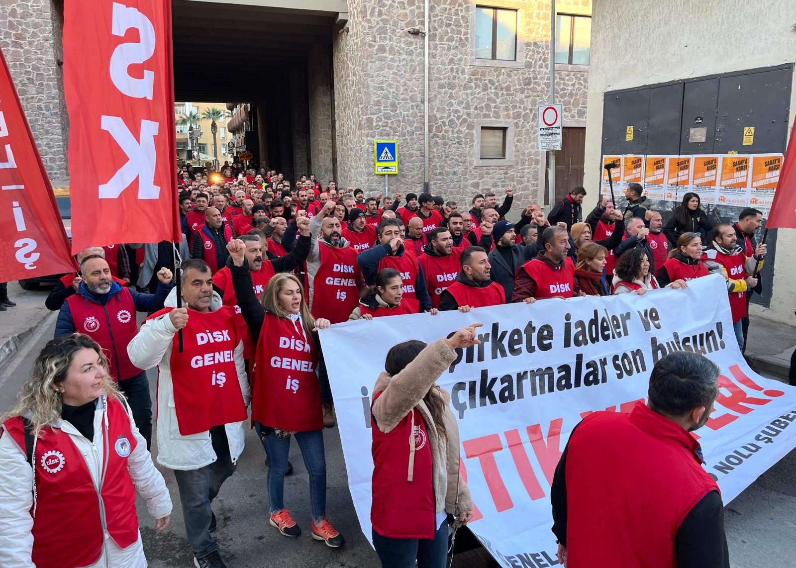 İzmir’de Belediye Işçilerinin Protestosu 3. Gününde 'Masa Kurulmazsa Mücadele Büyüyecek' (5)