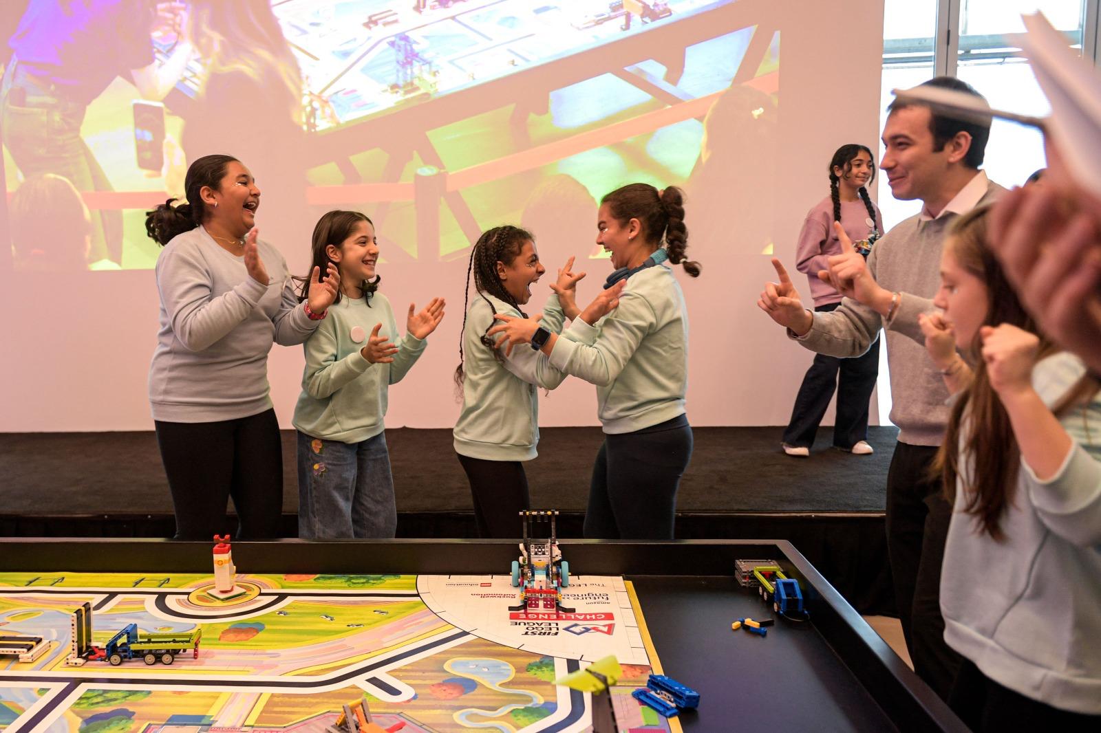 İzmir’de Geleceğin Mühendis Kızları Sahneye Çıktı (1)