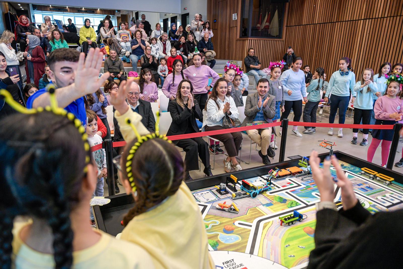 İzmir’de Geleceğin Mühendis Kızları Sahneye Çıktı (3)