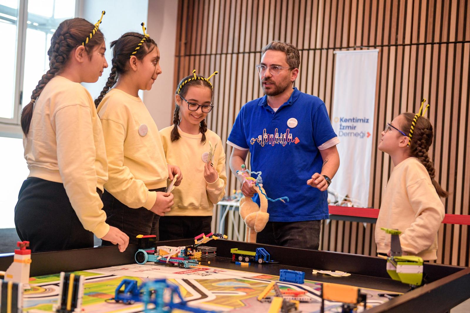 İzmir’de Geleceğin Mühendis Kızları Sahneye Çıktı (6)