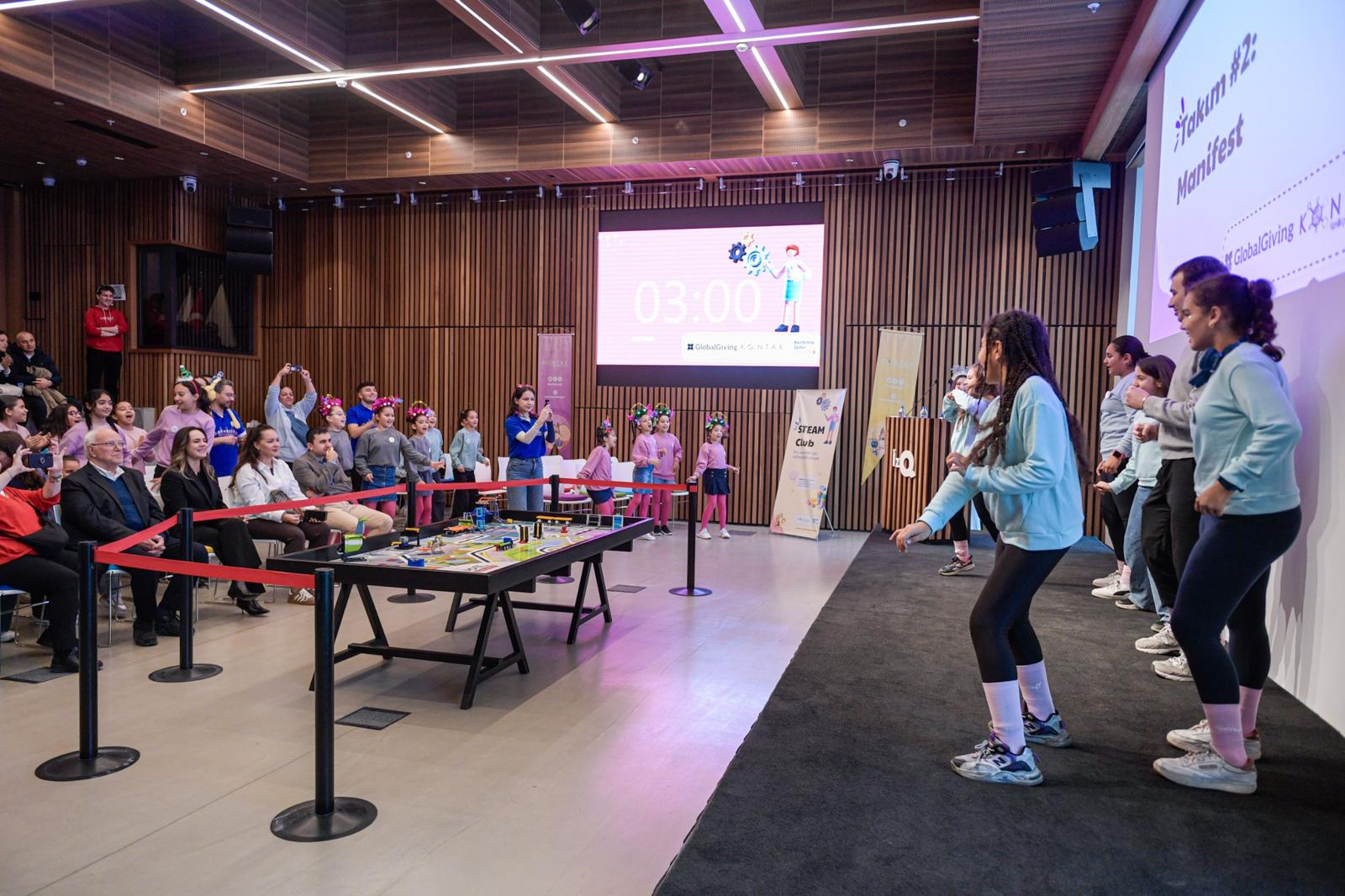 İzmir’de Geleceğin Mühendis Kızları Sahneye Çıktı (7)