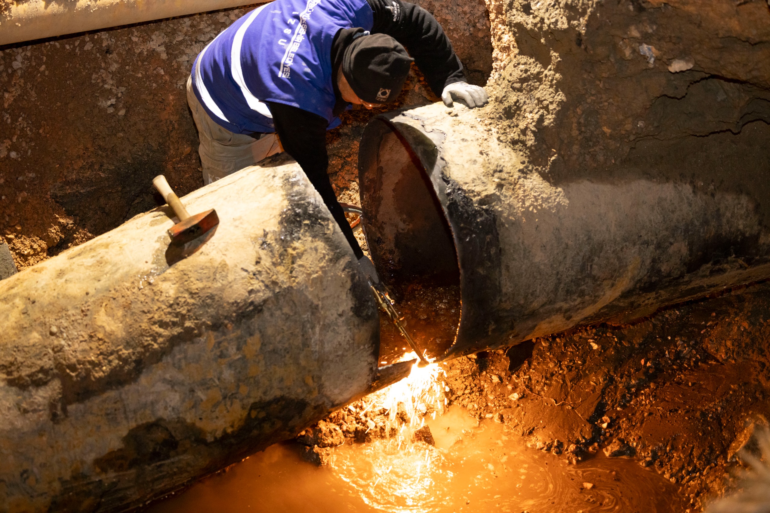 İzmir’de Su Kesintisi 5 Saat Erken Bitti İzsu’dan Hızlı Müdahale (10)