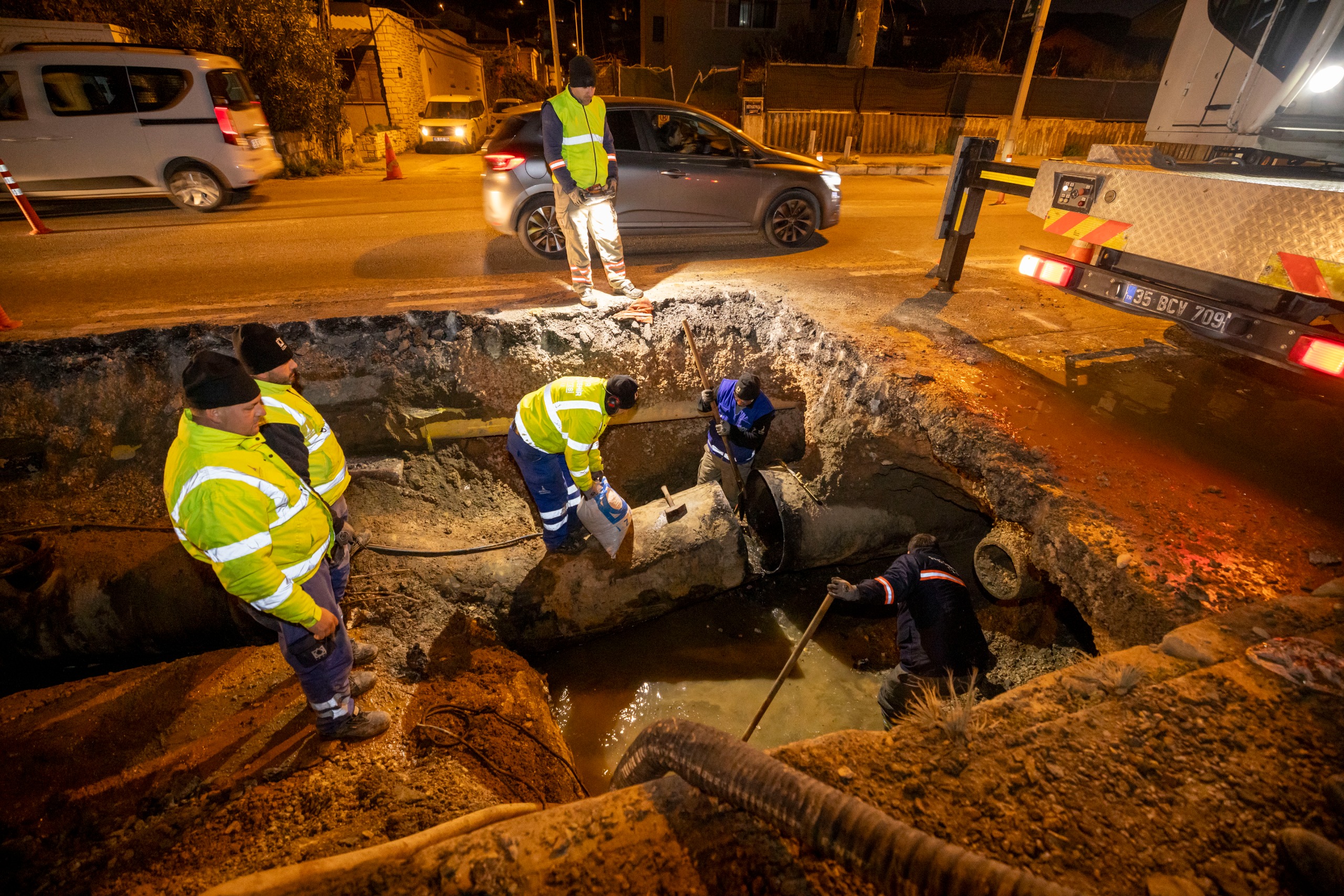 İzmir’de Su Kesintisi 5 Saat Erken Bitti İzsu’dan Hızlı Müdahale (5)