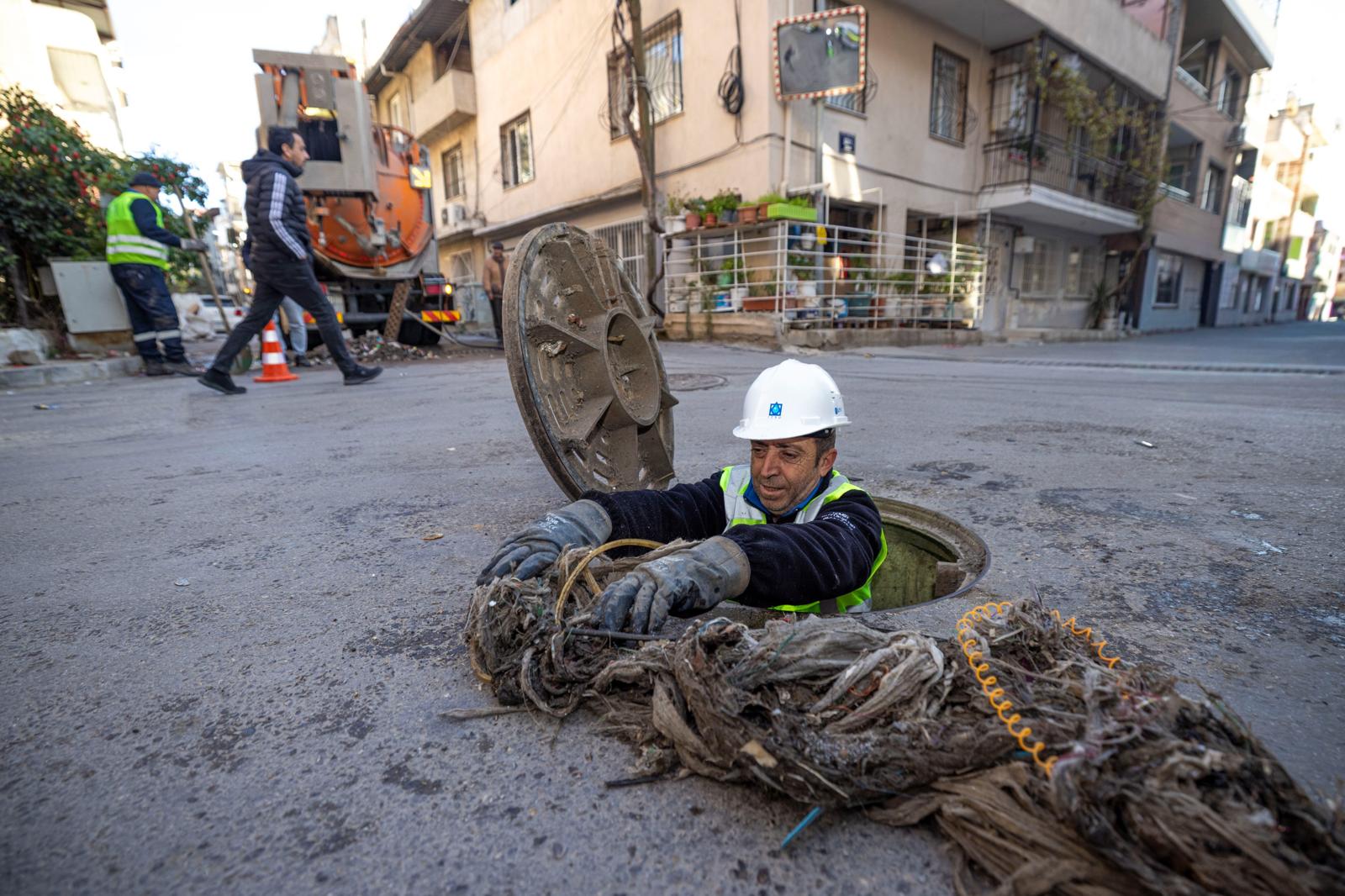 İzmir’de Yağmur Öncesi Alarm İzsu Sahaya Indi (1)