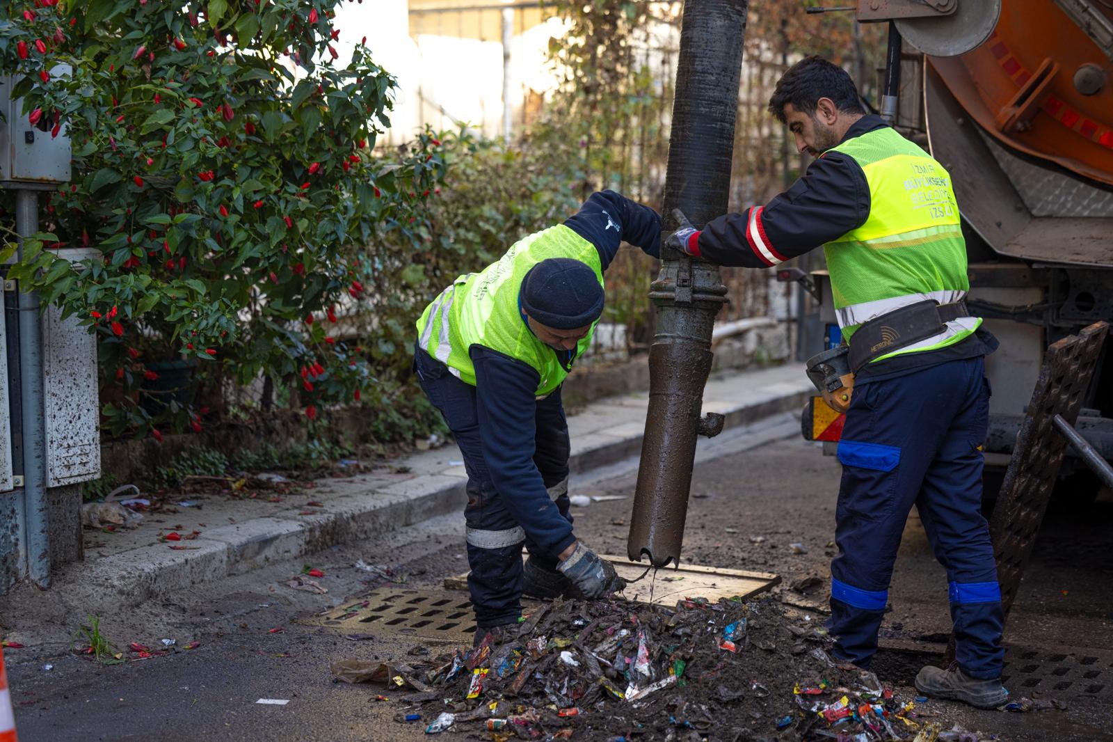 İzmir’de Yağmur Öncesi Alarm İzsu Sahaya Indi (5)