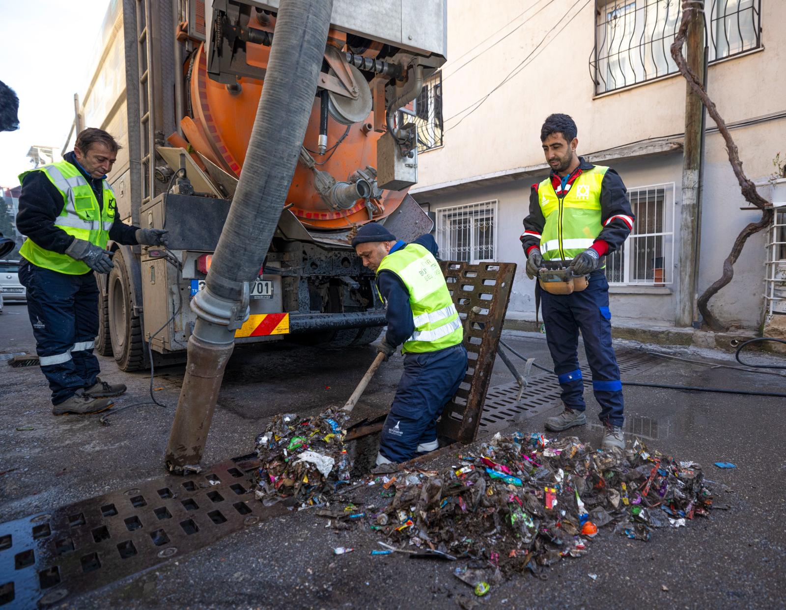 İzmir’de Yağmur Öncesi Alarm İzsu Sahaya Indi (6)