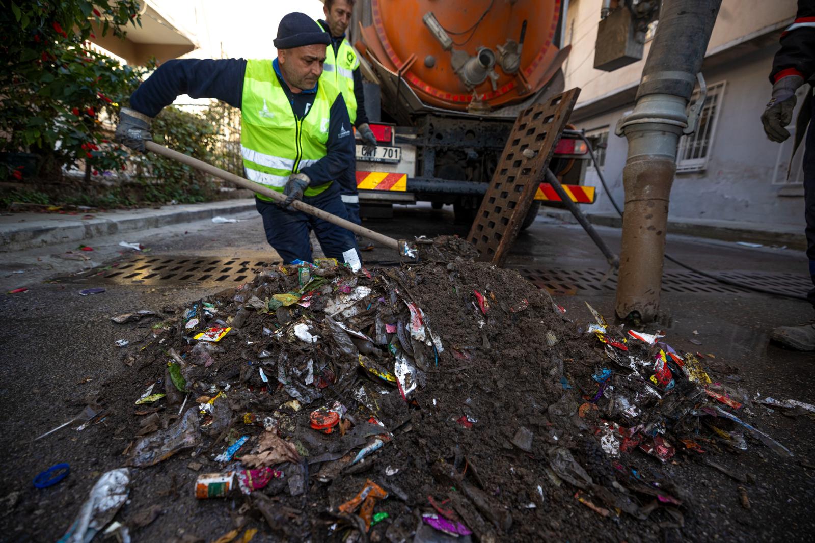 İzmir’de Yağmur Öncesi Alarm İzsu Sahaya Indi (7)