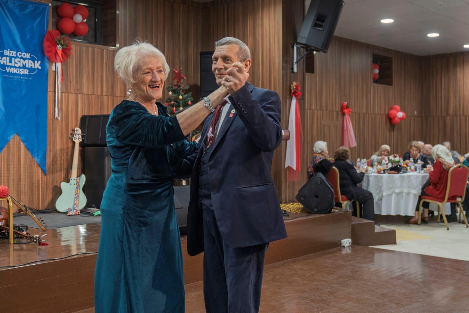 İzmir’de Yaşlılar Için Unutulmaz Yılbaşı Gecesi (1)