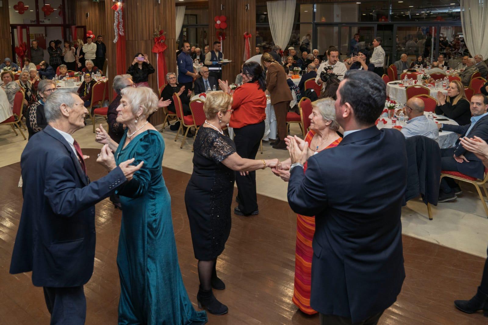 İzmir’de Yaşlılar Için Unutulmaz Yılbaşı Gecesi (9)