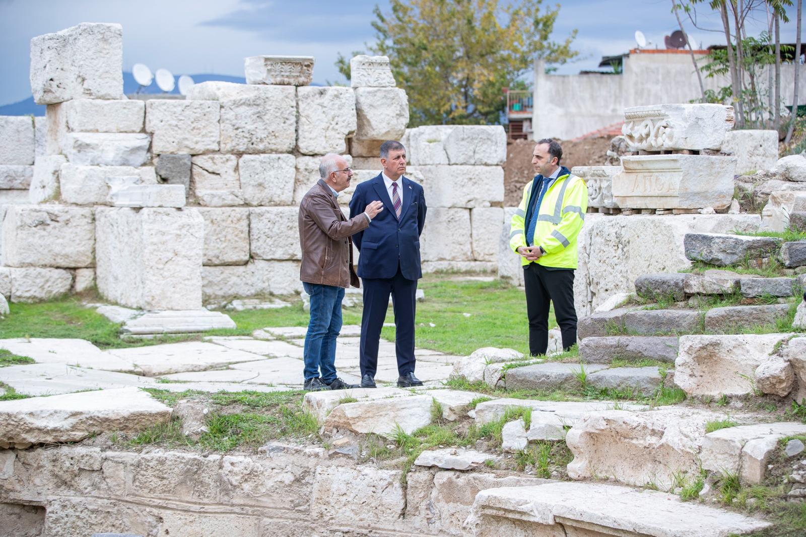 İzmir’den Tarihi Hamle Smyrna Tiyatrosu Gün Yüzüne Çıkıyor (1)