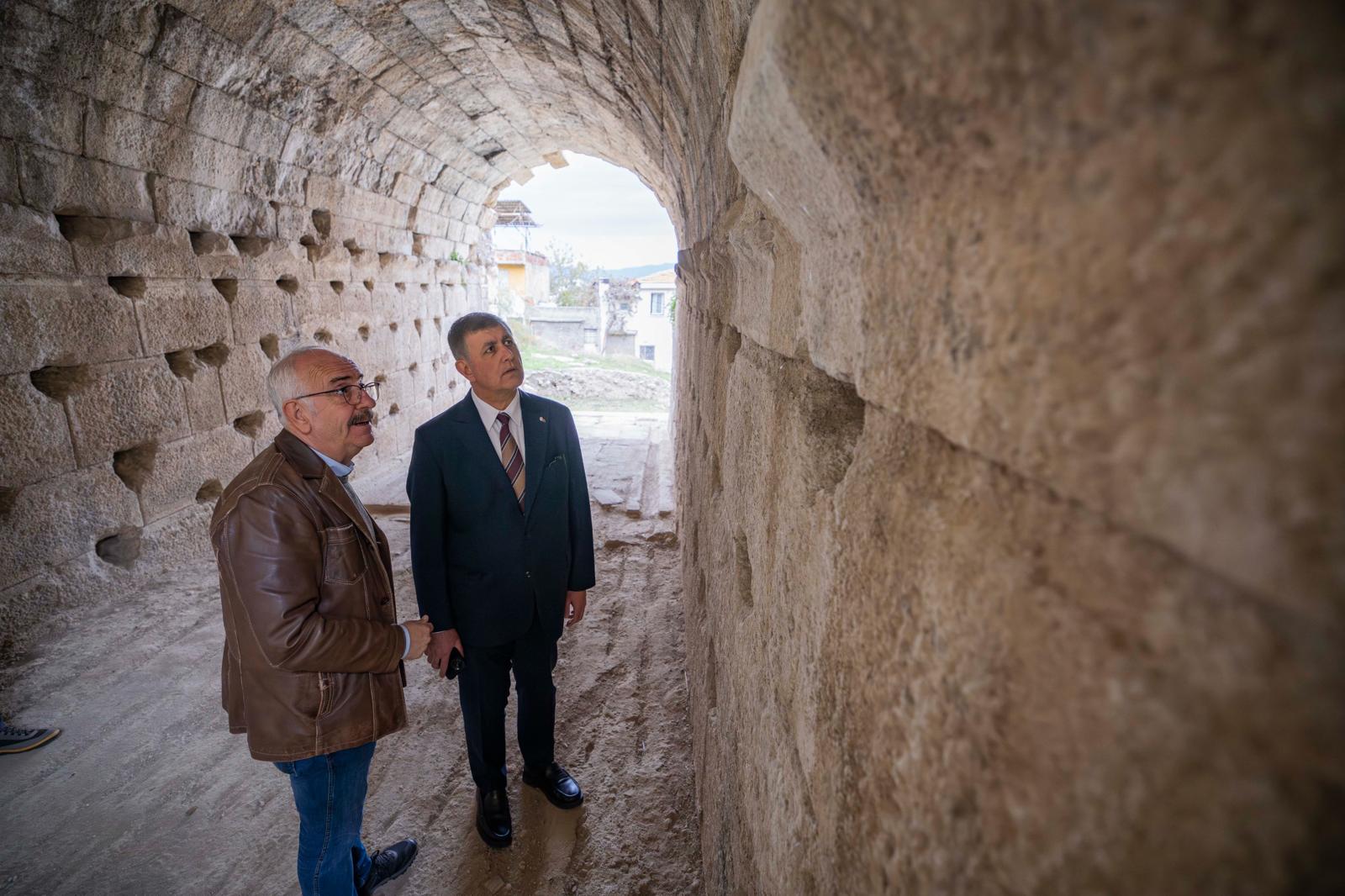 İzmir’den Tarihi Hamle Smyrna Tiyatrosu Gün Yüzüne Çıkıyor (11)