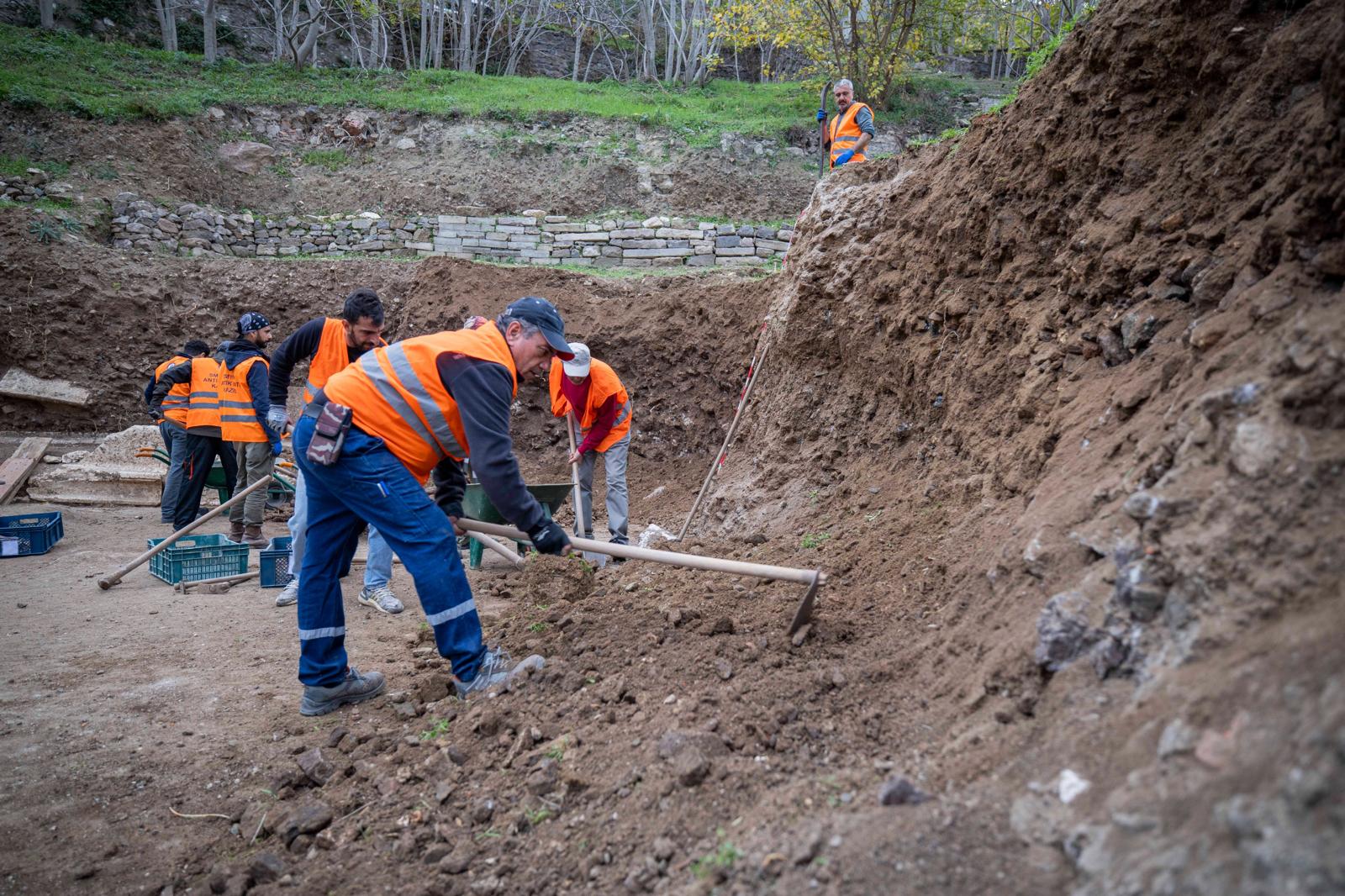 İzmir’den Tarihi Hamle Smyrna Tiyatrosu Gün Yüzüne Çıkıyor (13)