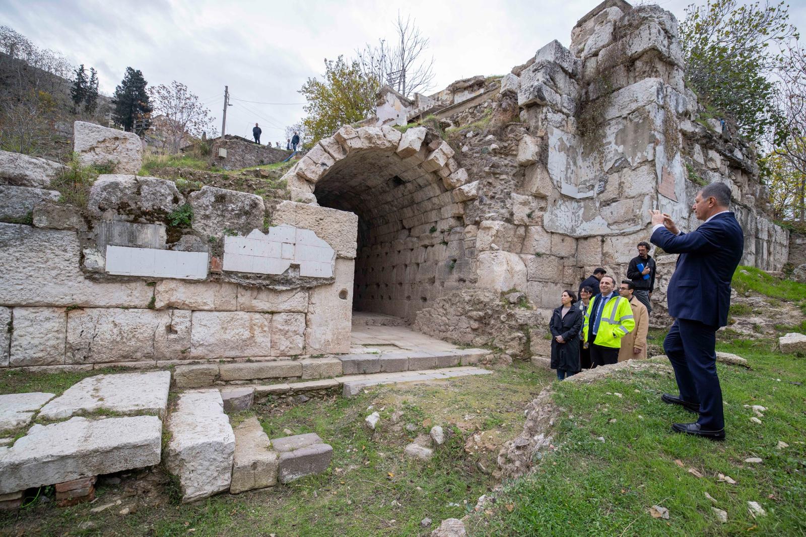 İzmir’den Tarihi Hamle Smyrna Tiyatrosu Gün Yüzüne Çıkıyor (7)