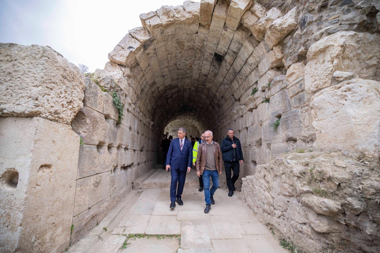 İzmir’den Tarihi Hamle Smyrna Tiyatrosu Gün Yüzüne Çıkıyor (8)