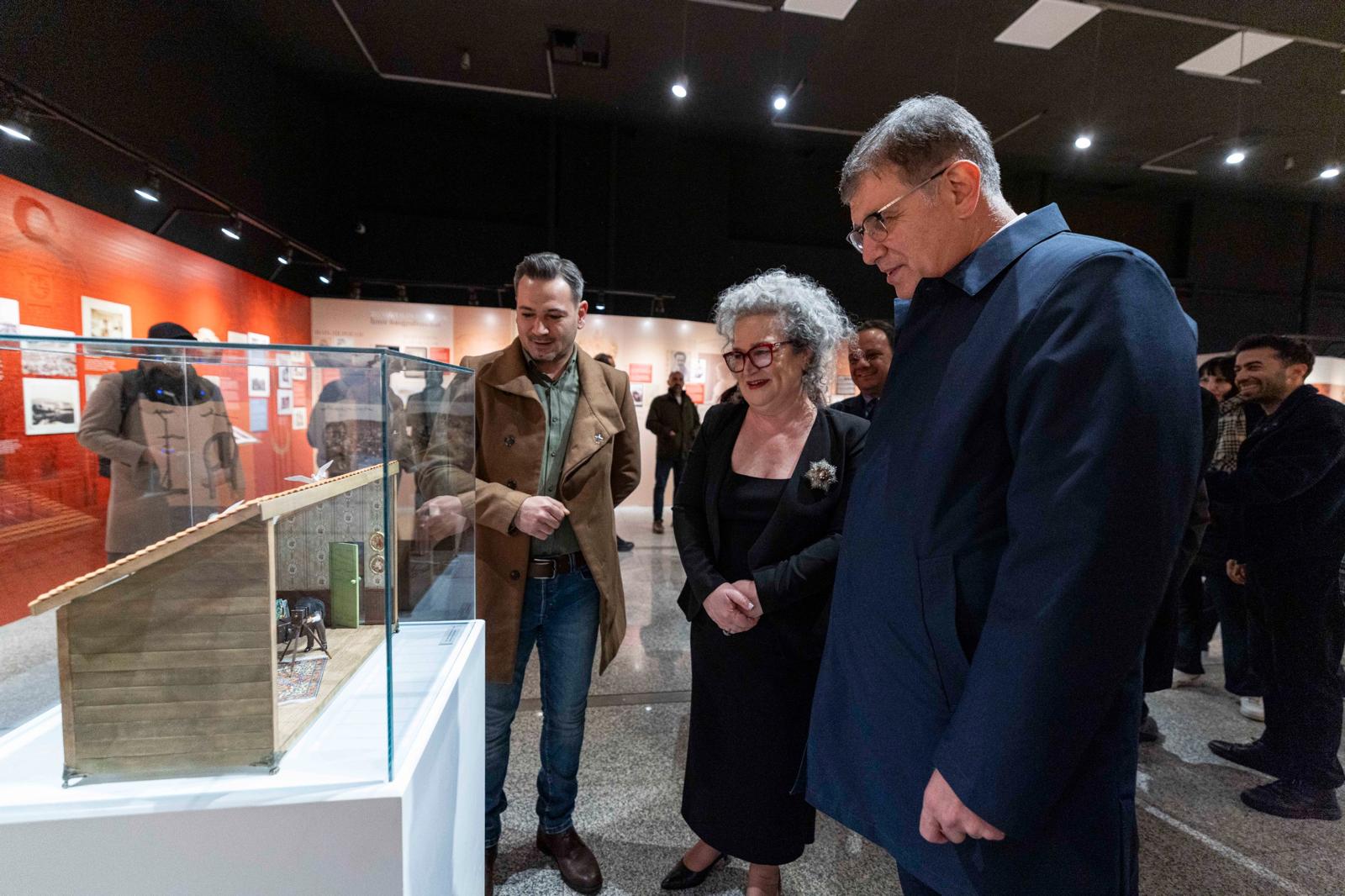 İzmir’in Fotoğraf Tarihine Işık Tutan Sergi Açıldı (11)