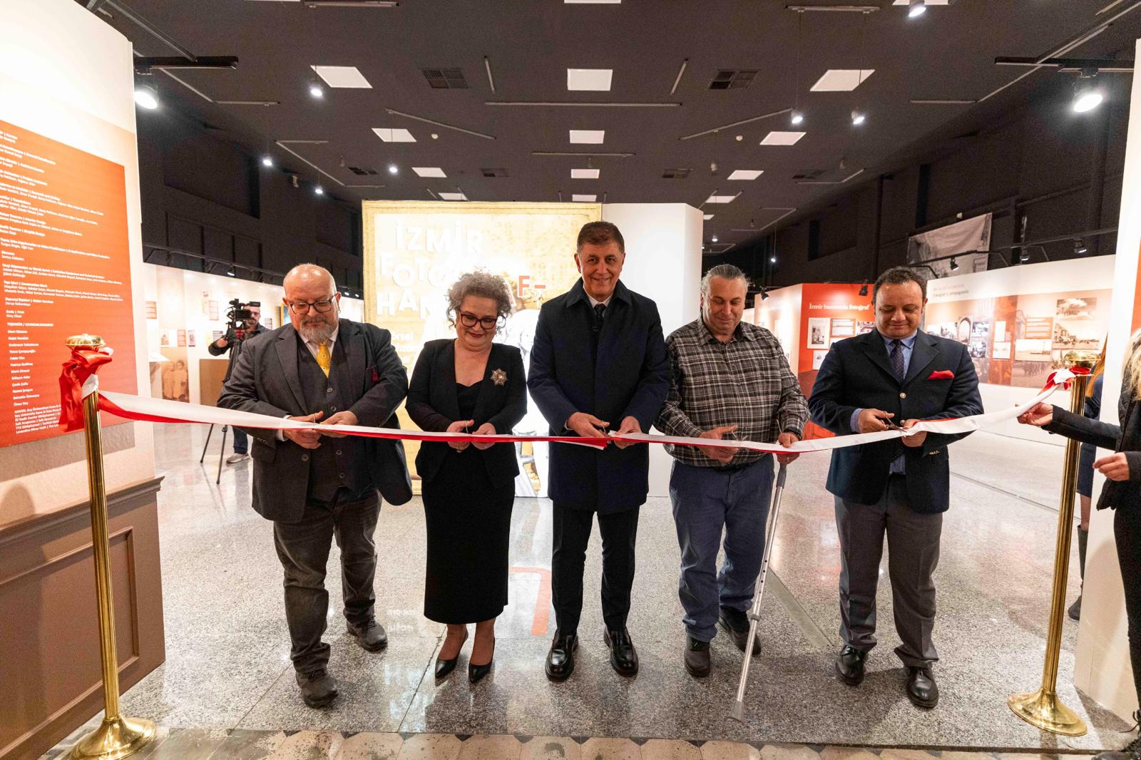 İzmir’in Fotoğraf Tarihine Işık Tutan Sergi Açıldı (12)
