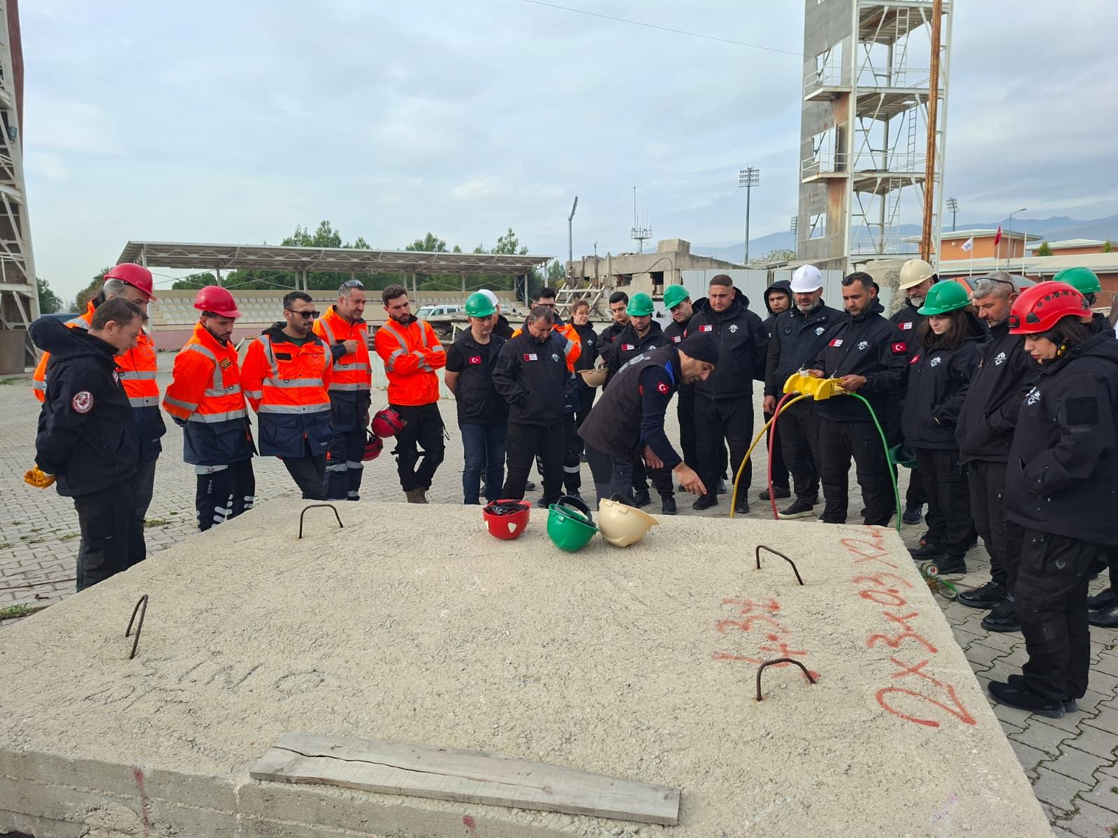 Karabağlar Afetlere Hazırlanıyor Kar Kut Sahaya Indi (3)